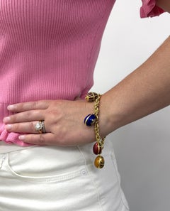 Pulsera de Fabergé con colgante en forma de huevo de oro amarillo de 18 quilates y esmalte