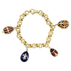 Pulsera de Fabergé con colgante en forma de huevo de oro amarillo de 18 quilates y esmalte