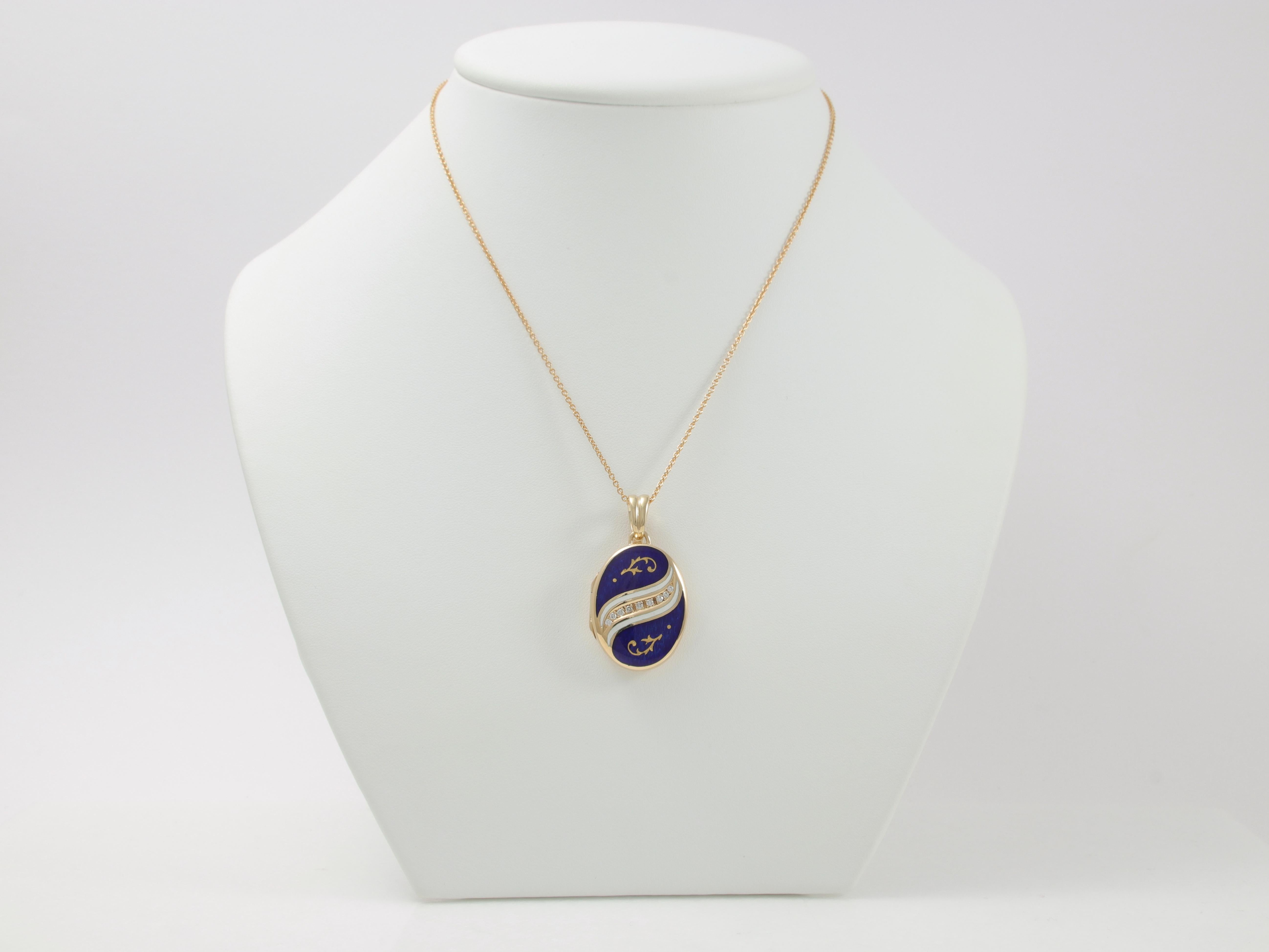 Fabergé or jaune 18k, médaillon ovale en émail bleu guilloché avec 9 diamants #2/150 Pour femmes en vente