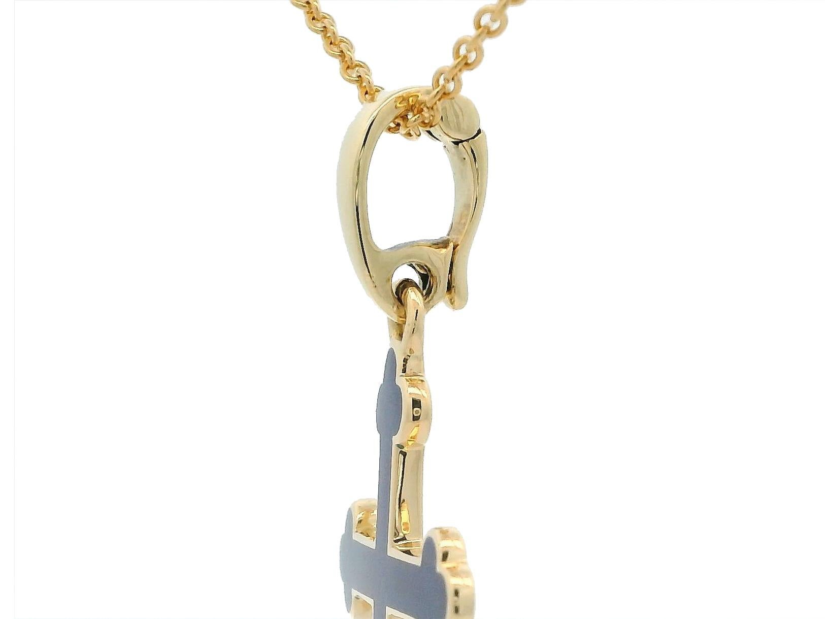 Ciondolo a croce in oro giallo 18k Fabergé con smalto blu reale Guilloche Enhancer Bale in vendita 2
