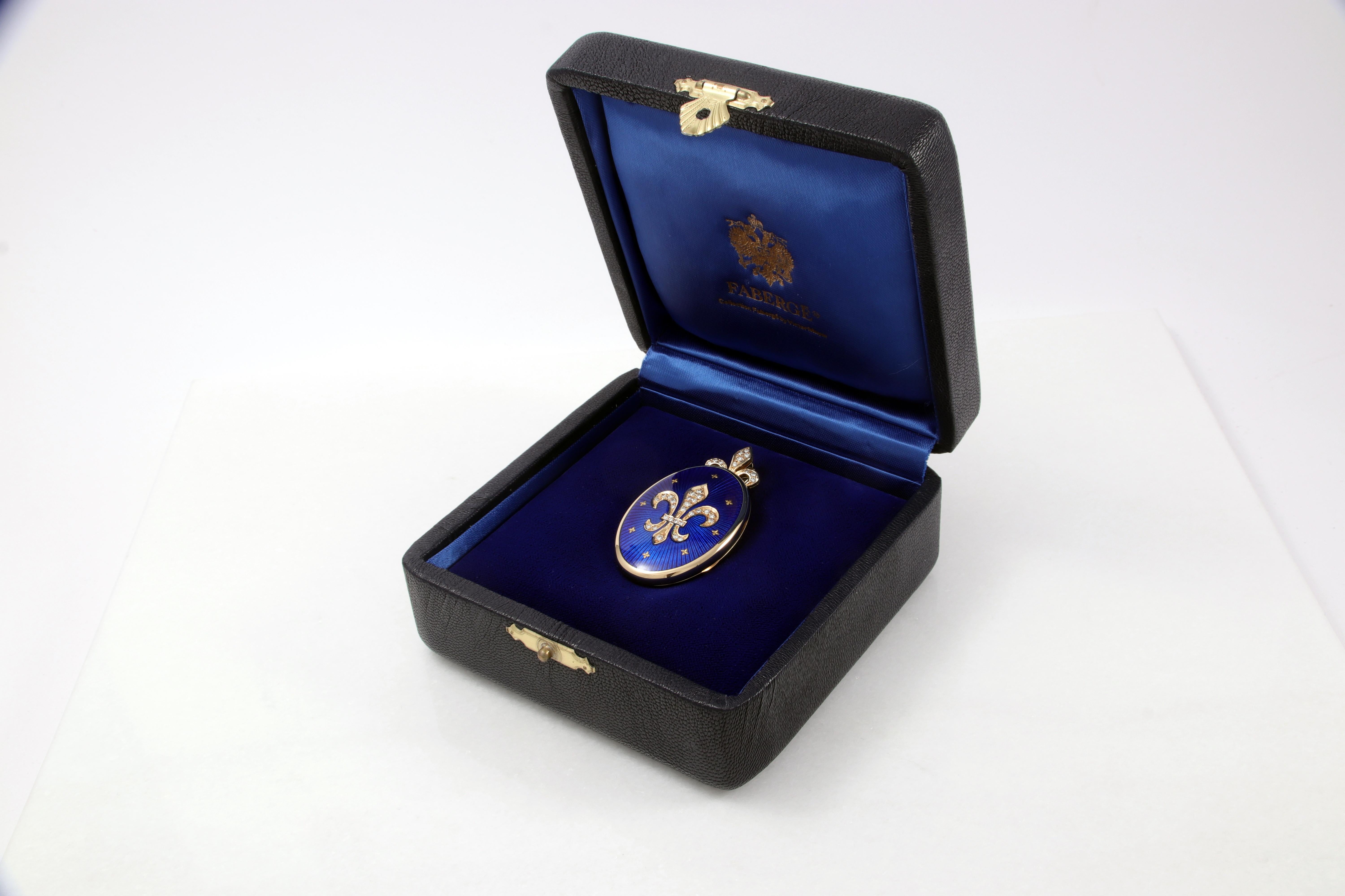 Fabergé Or jaune 18k Pendentif médaillon ovale en émail bleu 37 diamants Fleur de Lys en vente 4