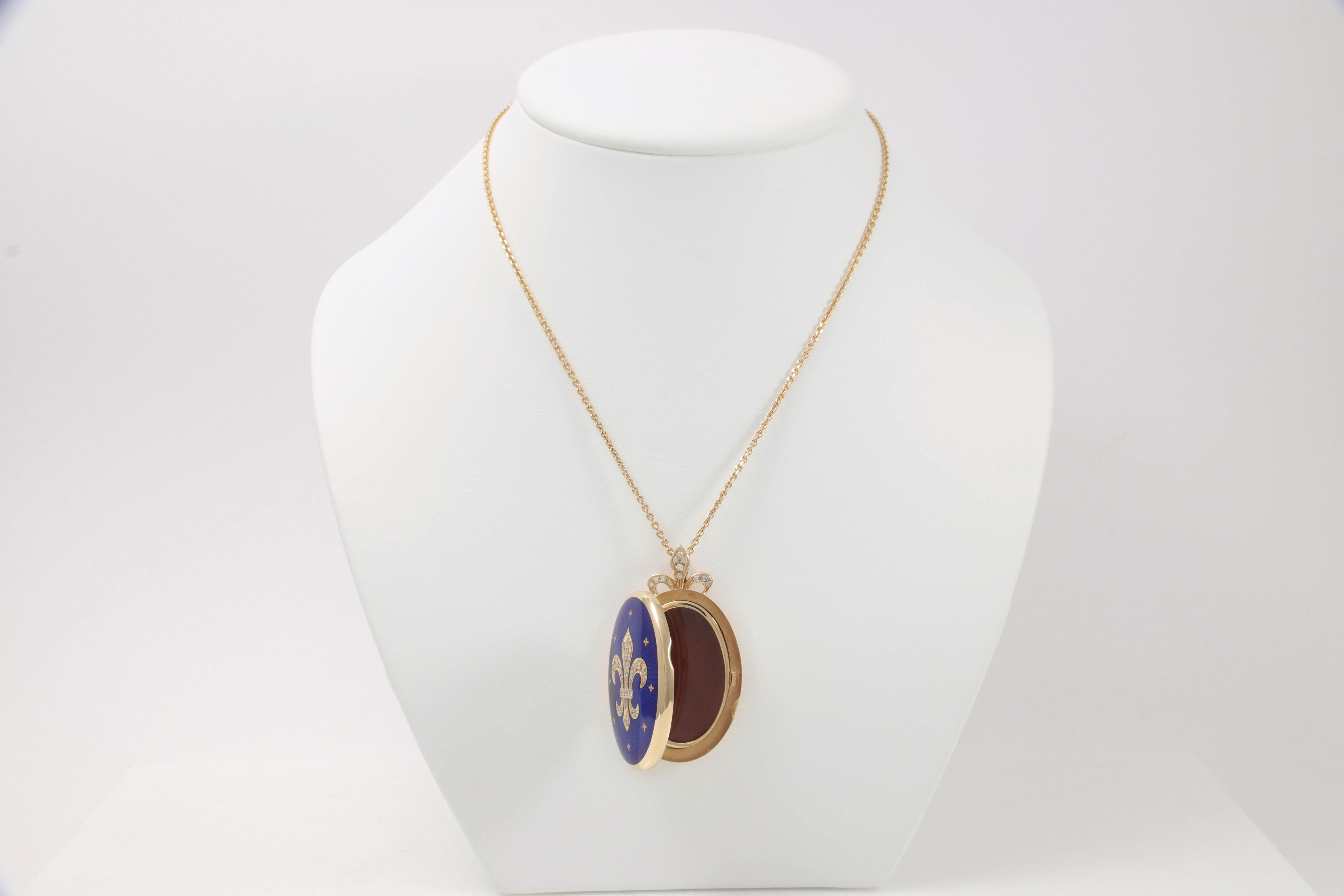 Fabergé 18k Gelbgold Guilloche-Emaille ovales Medaillon 37 Diamanten insgesamt 0,44 ct G/IF, limitierte Auflage #41/300 mit Echtheitszertifikat

Aktenzeichen: F1072/BL/00/41/102
Marke: Fabergé
Werkmeister: Victor Mayer
Bilderrahmen: Platz für zwei