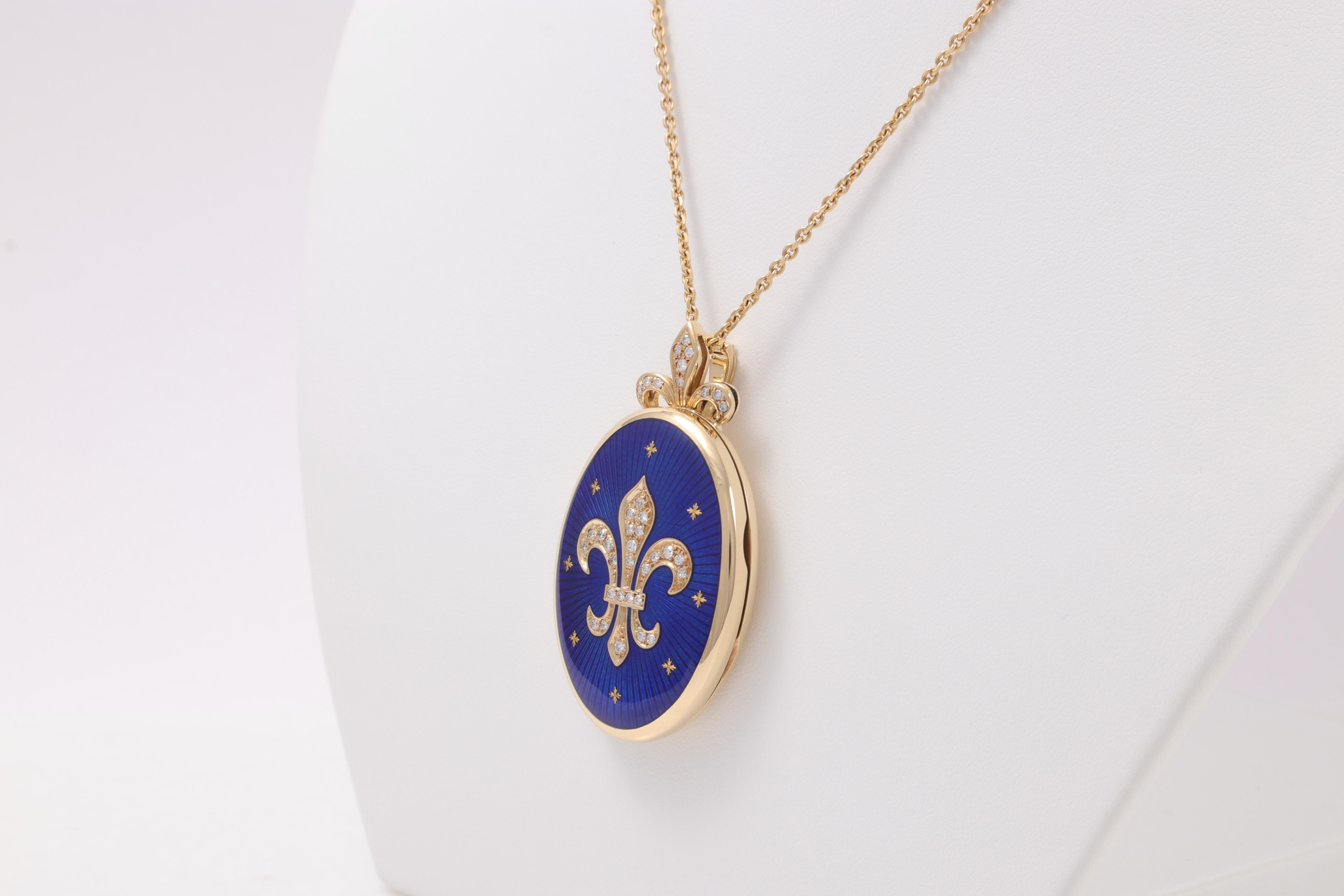 Belle Époque Fabergé Or jaune 18k Pendentif médaillon ovale en émail bleu 37 diamants Fleur de Lys en vente