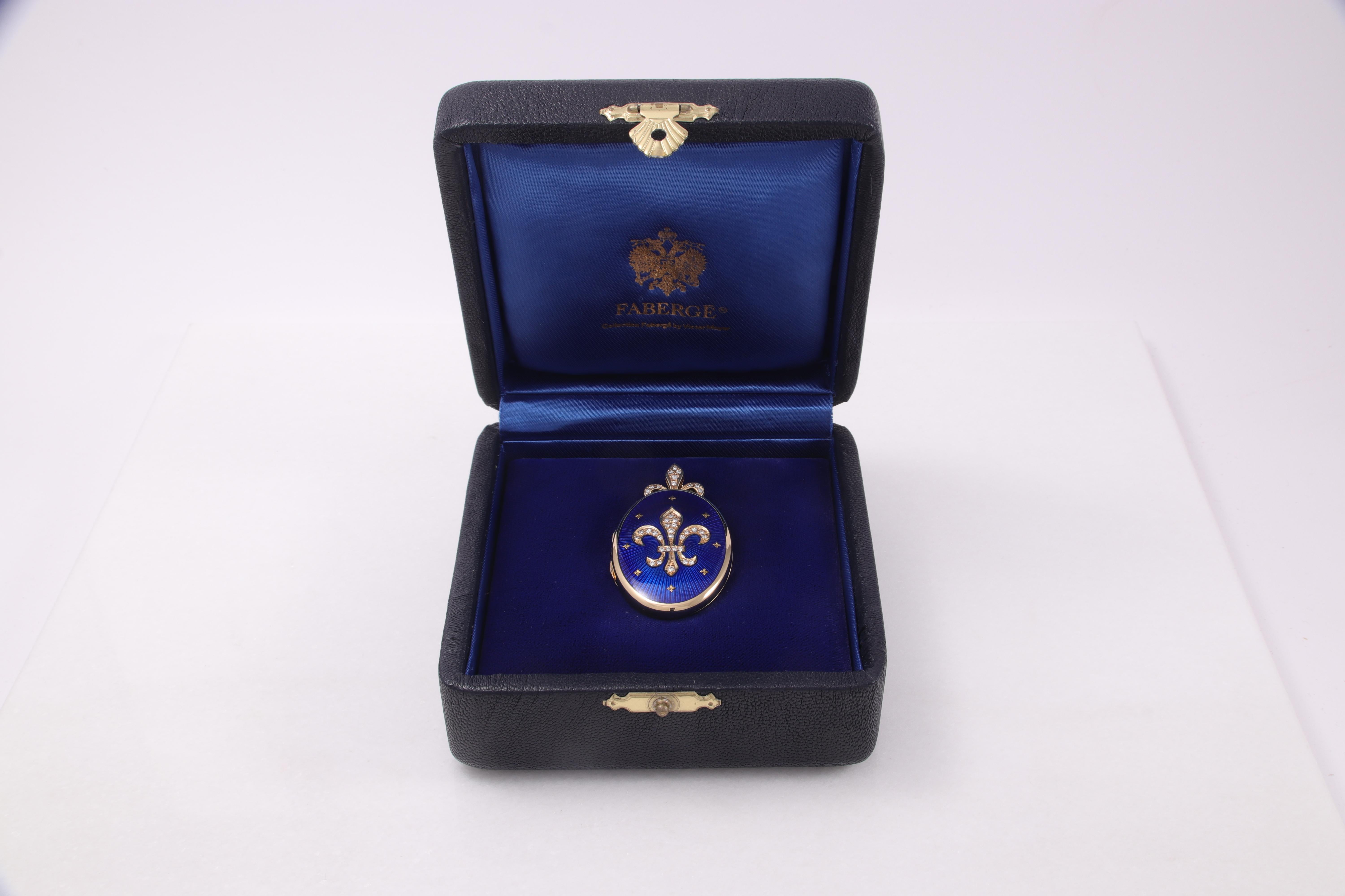 Fabergé Or jaune 18k Pendentif m�édaillon ovale en émail bleu 37 diamants Fleur de Lys en vente 3