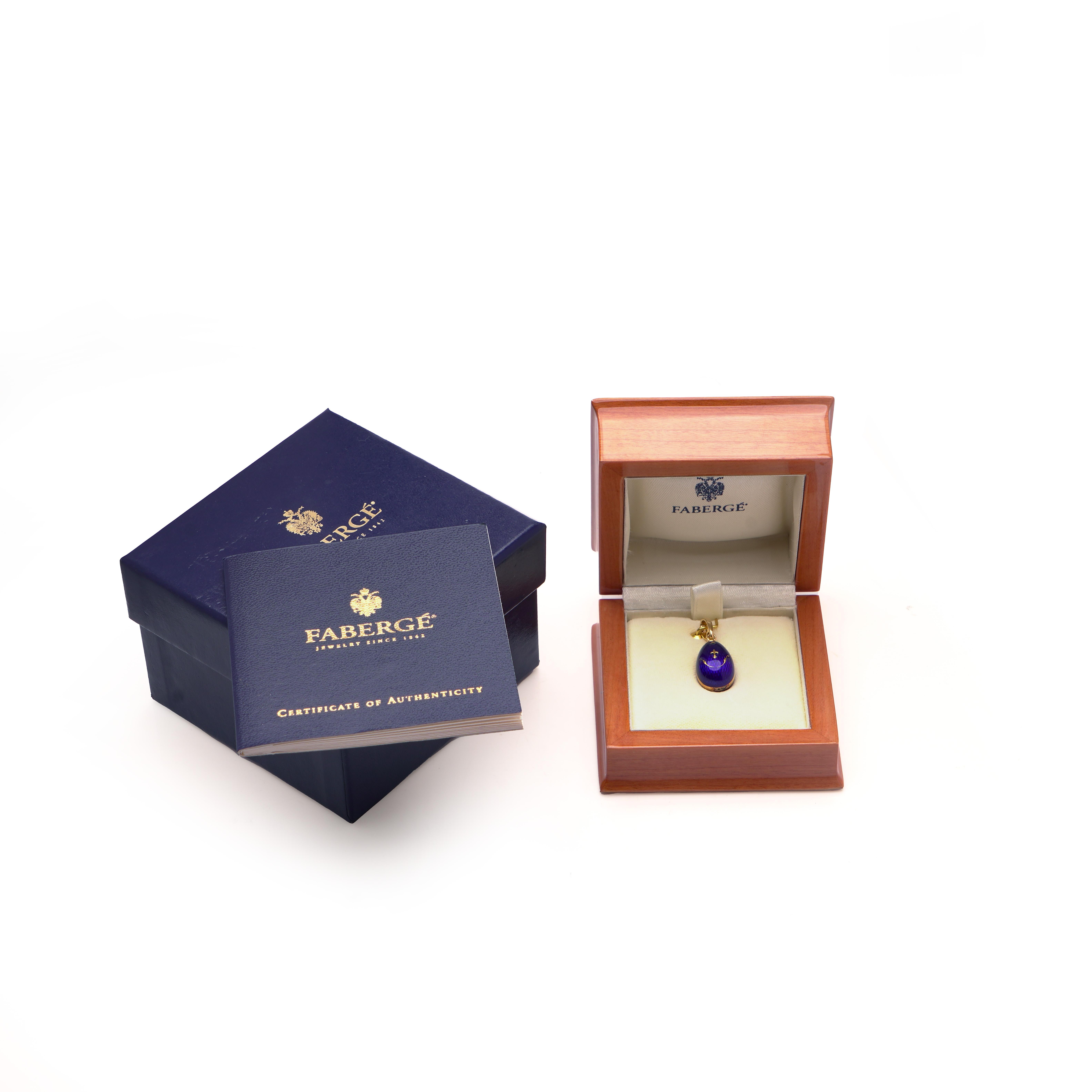 Un ciondolo Fabergé in edizione limitata realizzato in oro giallo 18 carati, disegnato come un uovo di Pasqua. L'uovo è decorato con un ricco smalto blu reale guilloché con motivi a volute applicati in oro e un disegno centrale a fleur-de-lis. È