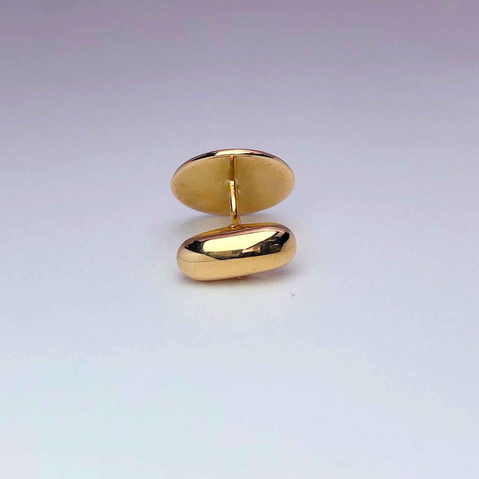 Moderne moderne Faberge Manschettenknöpfe aus 18 Karat Gold mit pfirsichfarbener Emaille und Diamanten in der Mitte  im Zustand „Neu“ im Angebot in New York, NY