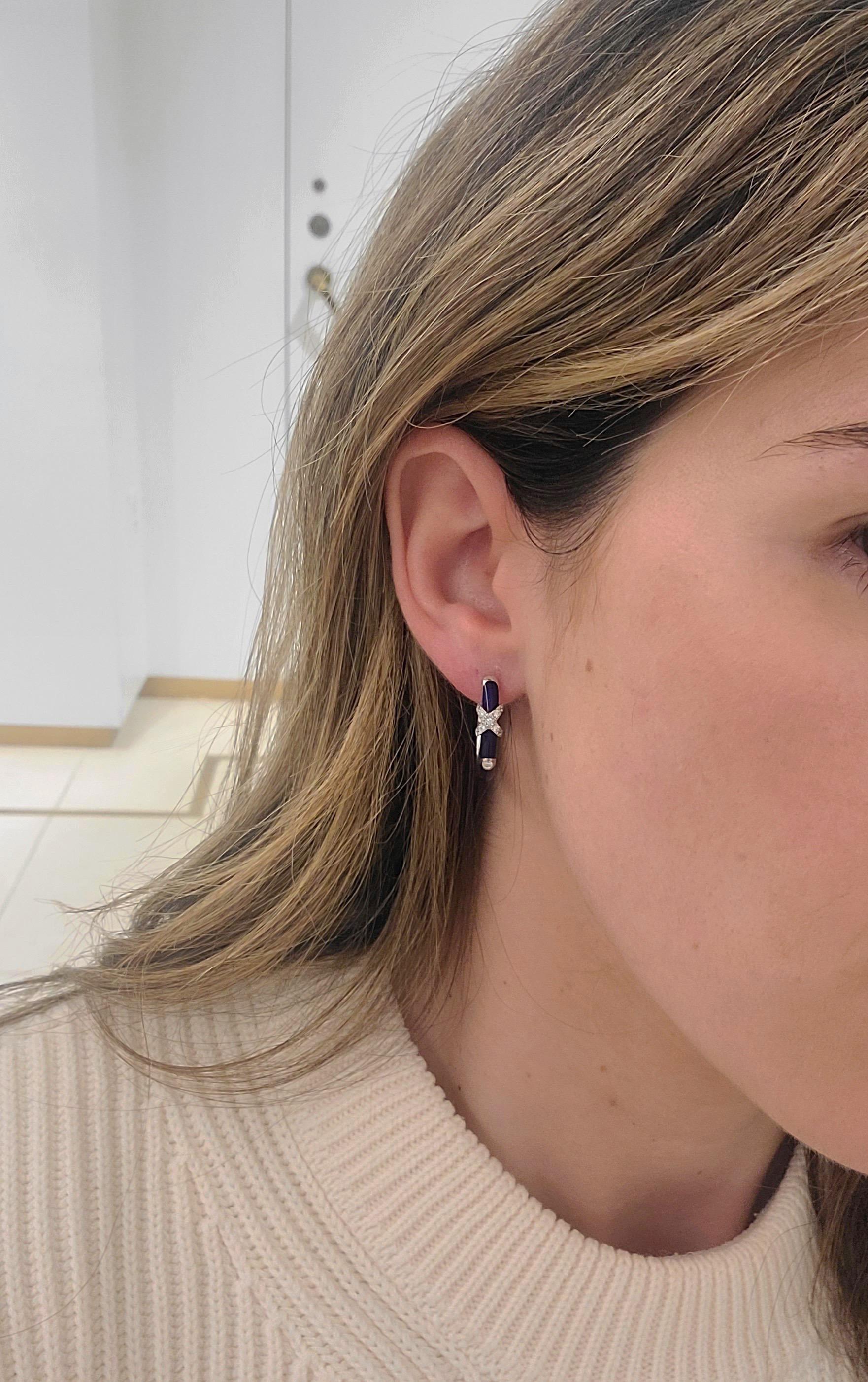 Taglio rotondo Orecchini a cerchio Faberge in oro bianco 18kt con diamante 0,22ct. e smalto blu #18 in vendita