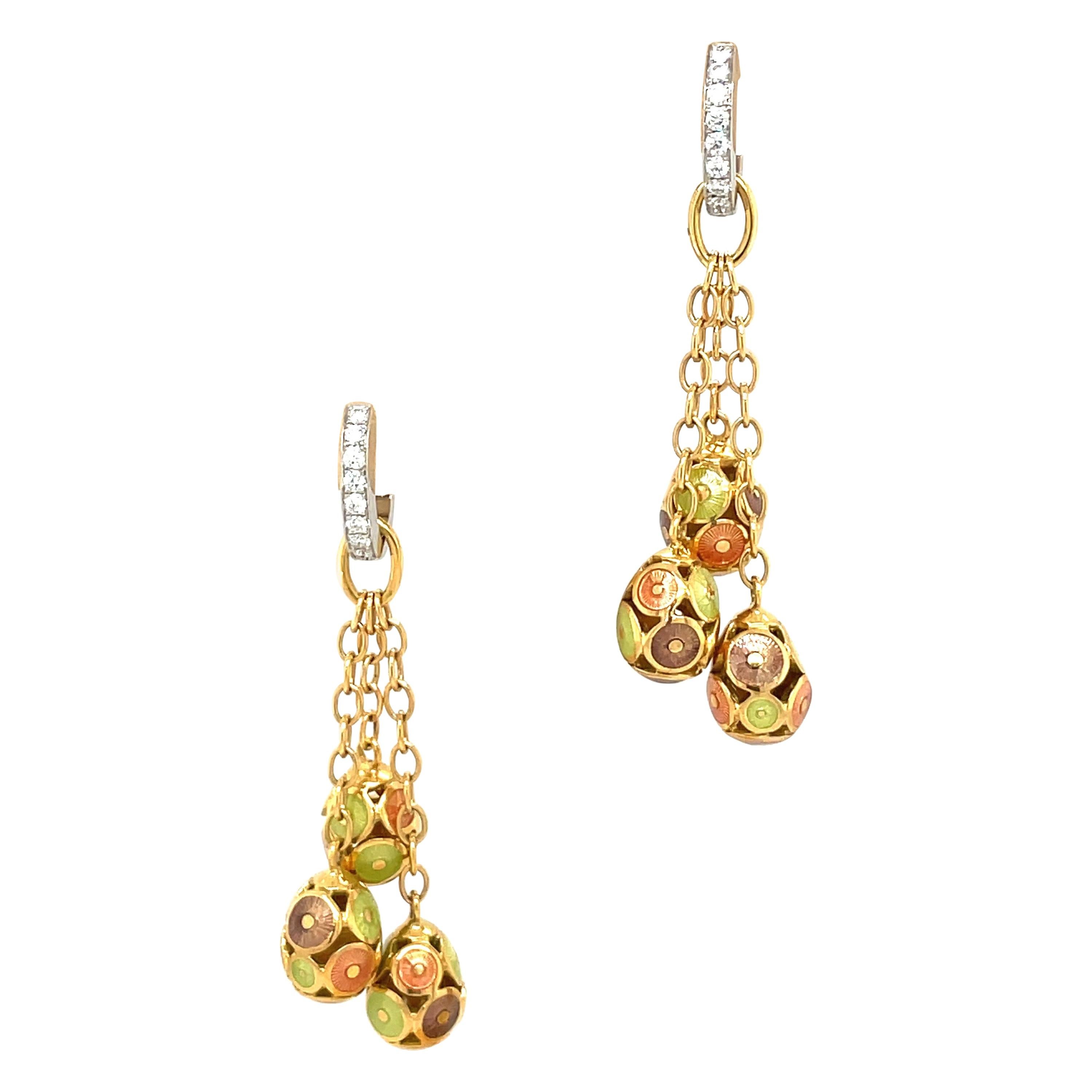 Faberge, boucles d'oreilles pendantes œufs en or jaune et blanc 18 carats, diamants 0,27 carat et émail