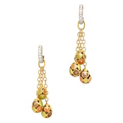 Pendientes colgantes Faberge de oro amarillo y blanco de 18 quilates con diamantes de 0,27 quilates y huevos de esmalte