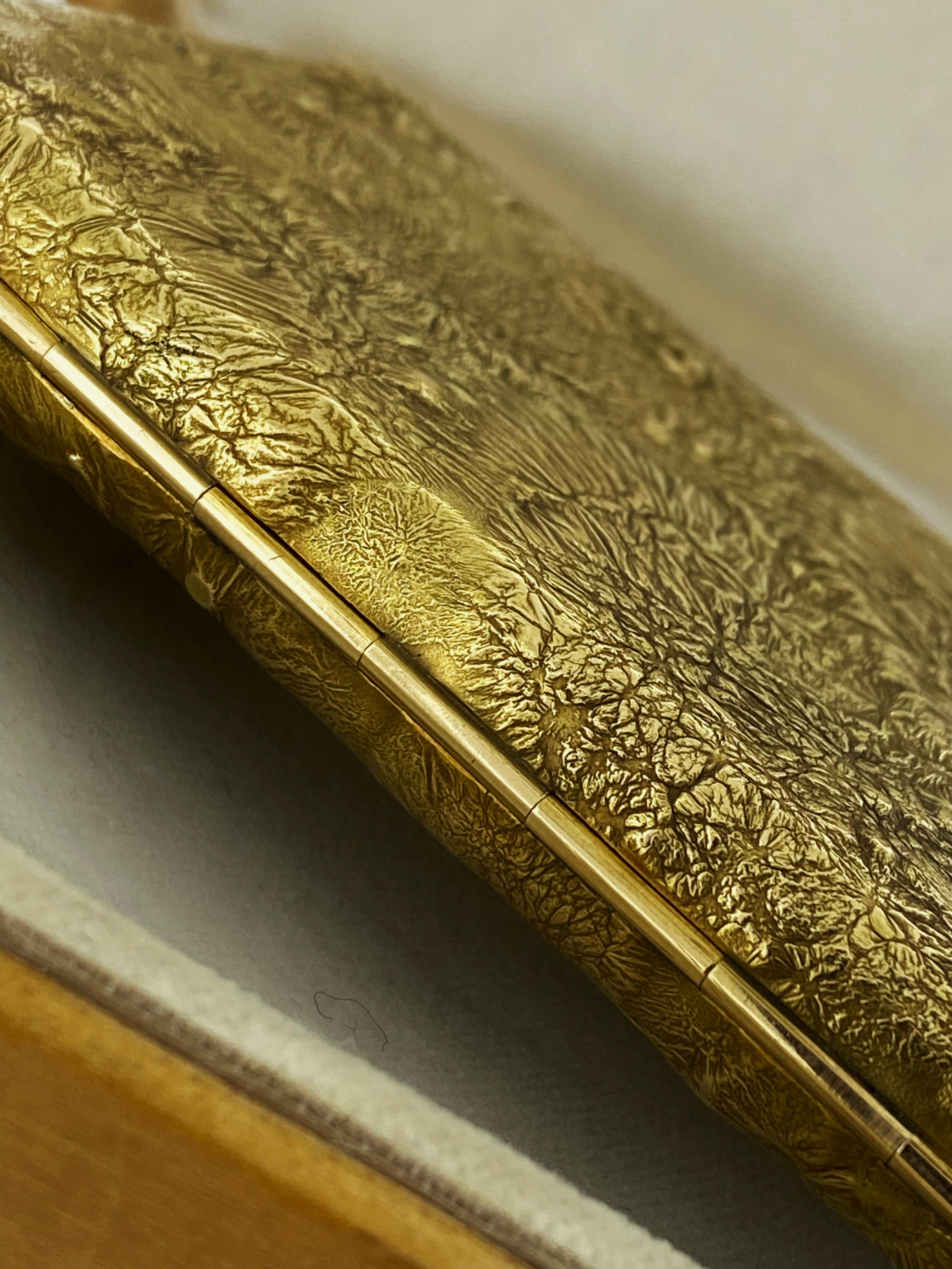 Fabergé 56 (14ct) Gold Samorodok Cigarette Case, St Petersburg, c1908-1917, V.B. For Sale 4