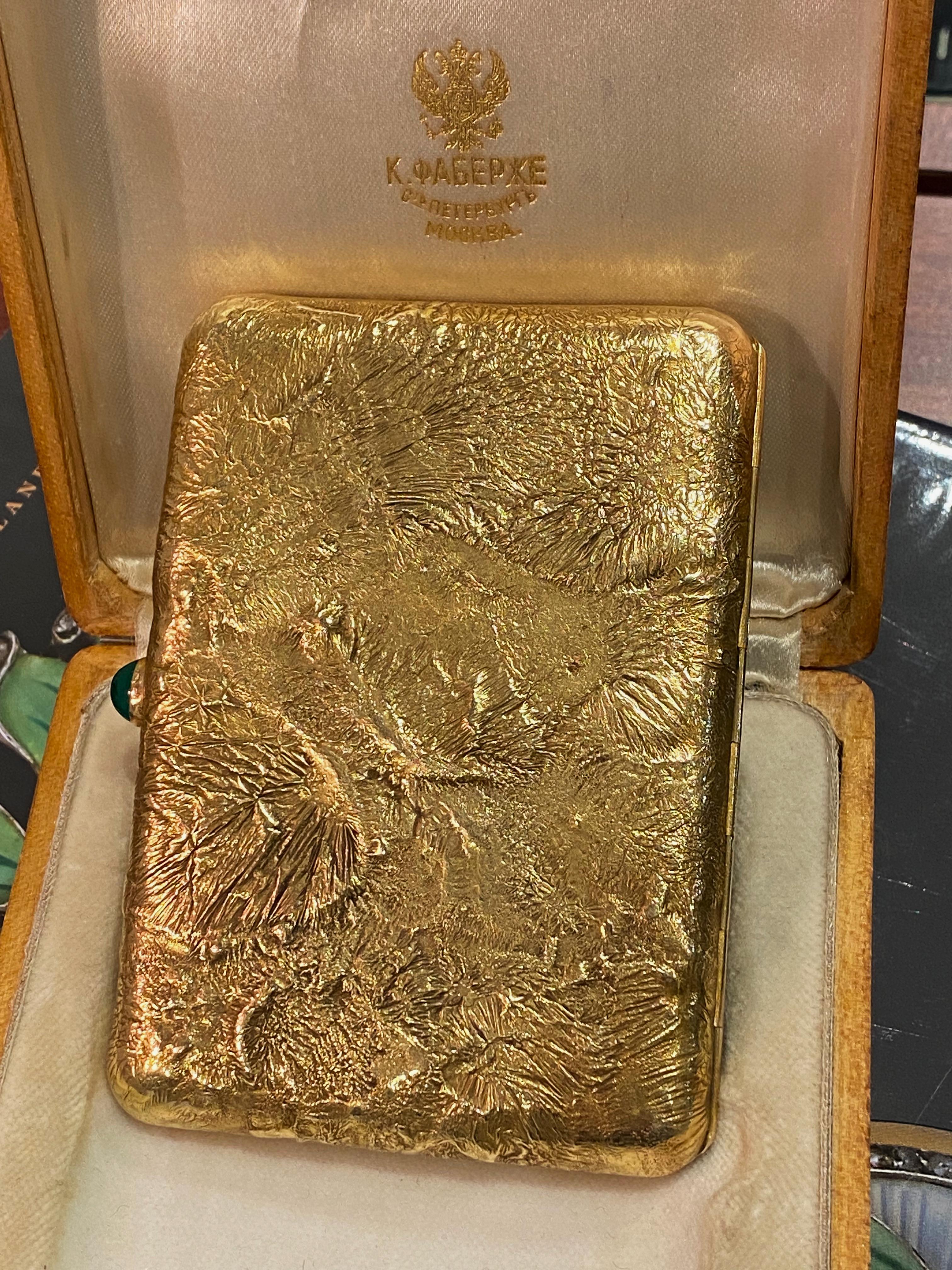 Of rectangular shape with rounded corners
the hinged Cigarette Case by Fabergé (Фаберже)
is crafted in 14ct – 15ct gold (56 zolotnik), 
with exceptional attention to details
 
Fabergé cigarette cases described as “Samorodok” 
take their name from