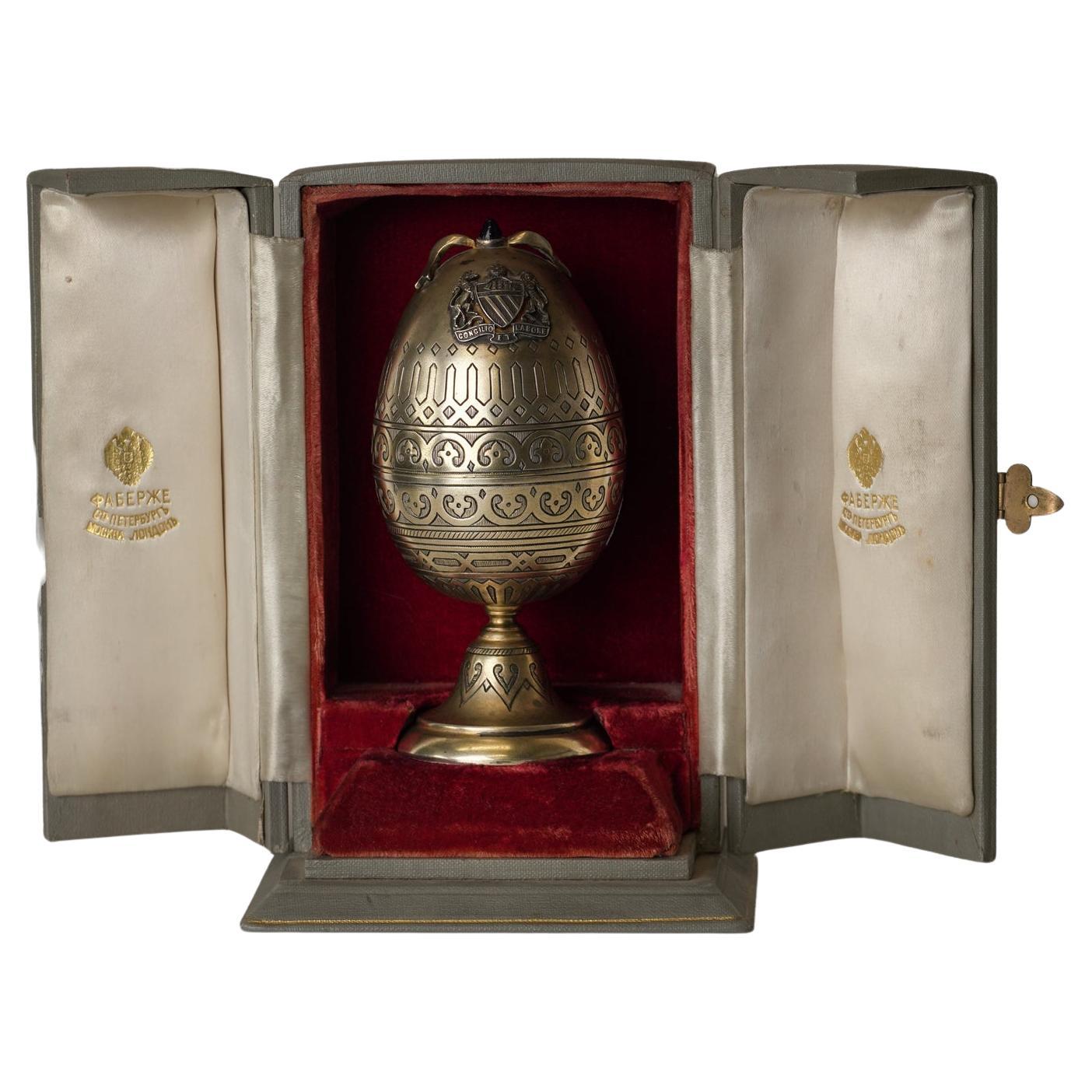 Ein fein gearbeitetes, russisches, vergoldetes Ei von Fabergé, gekennzeichnet mit 84 Zolotnik-Standard (.875 Silber) und gestempelt mit Fabergé-Werkstattzeichen. Der Korpus ist reichhaltig mit abwechselnden Blattranken, Gittern und geometrischen