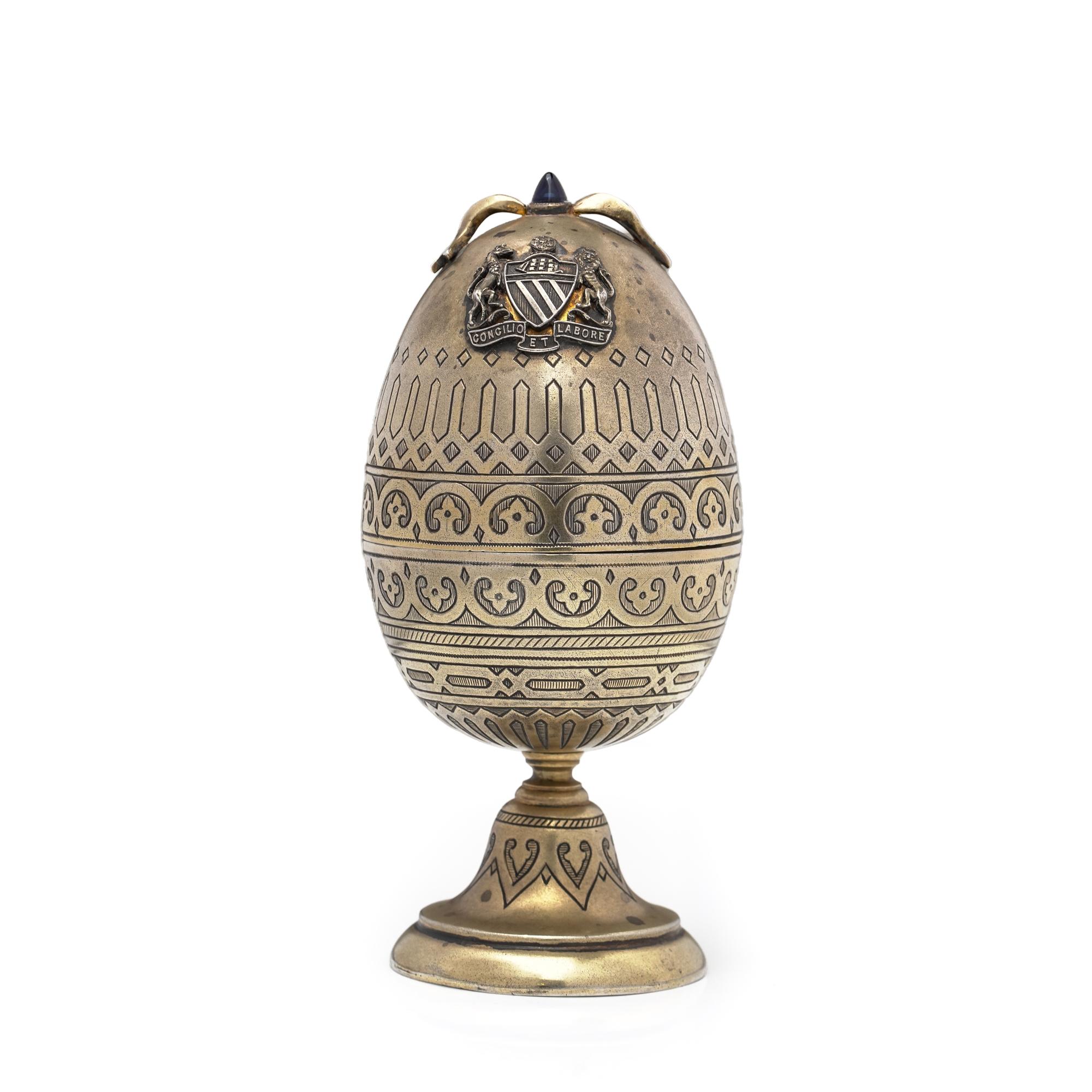 Fabergé 84 Silbervergoldetes Ei mit Cabochon-Saphir-Schliff und Originaletui (Russisch) im Angebot