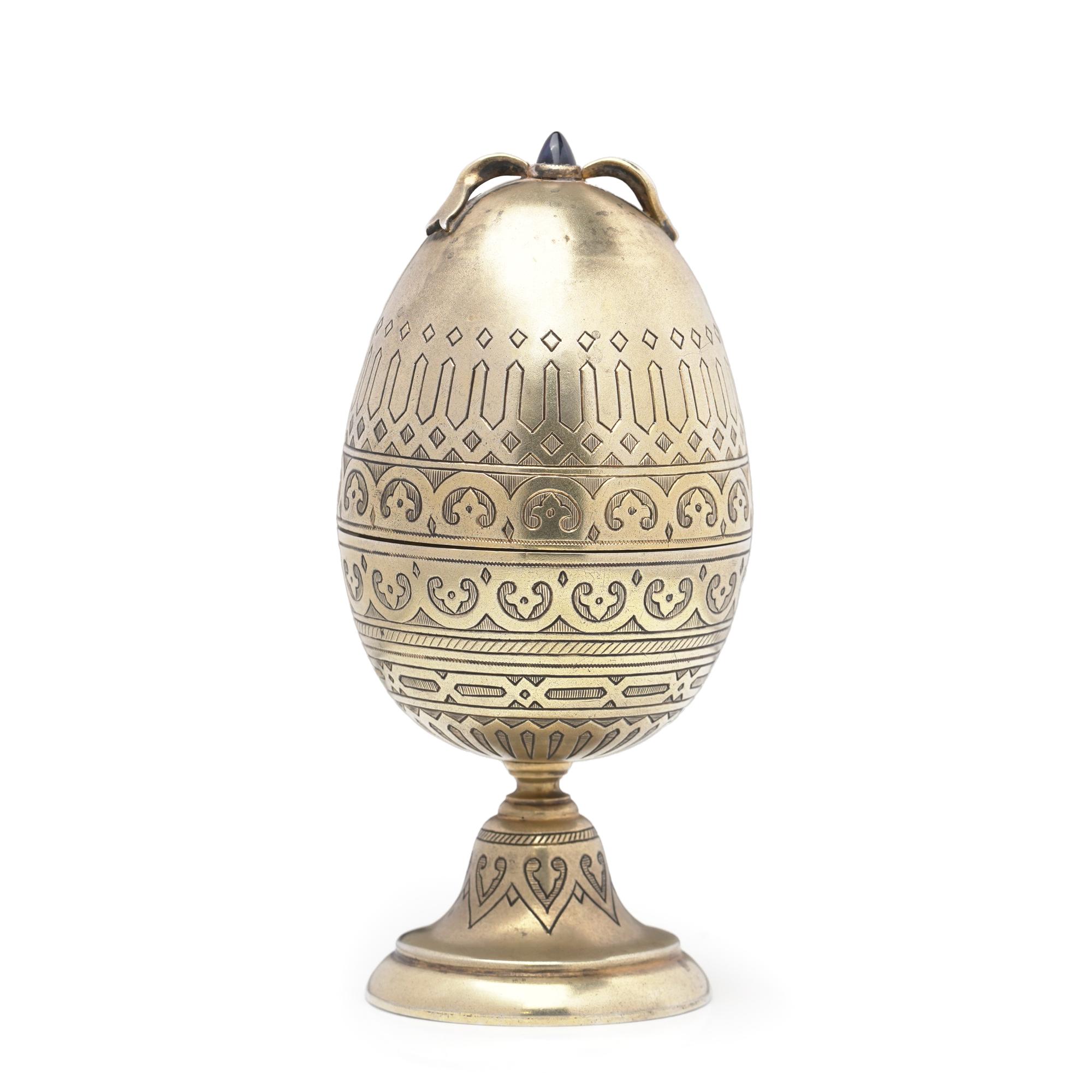 Fabergé 84 Silbervergoldetes Ei mit Cabochon-Saphir-Schliff und Originaletui (20. Jahrhundert) im Angebot