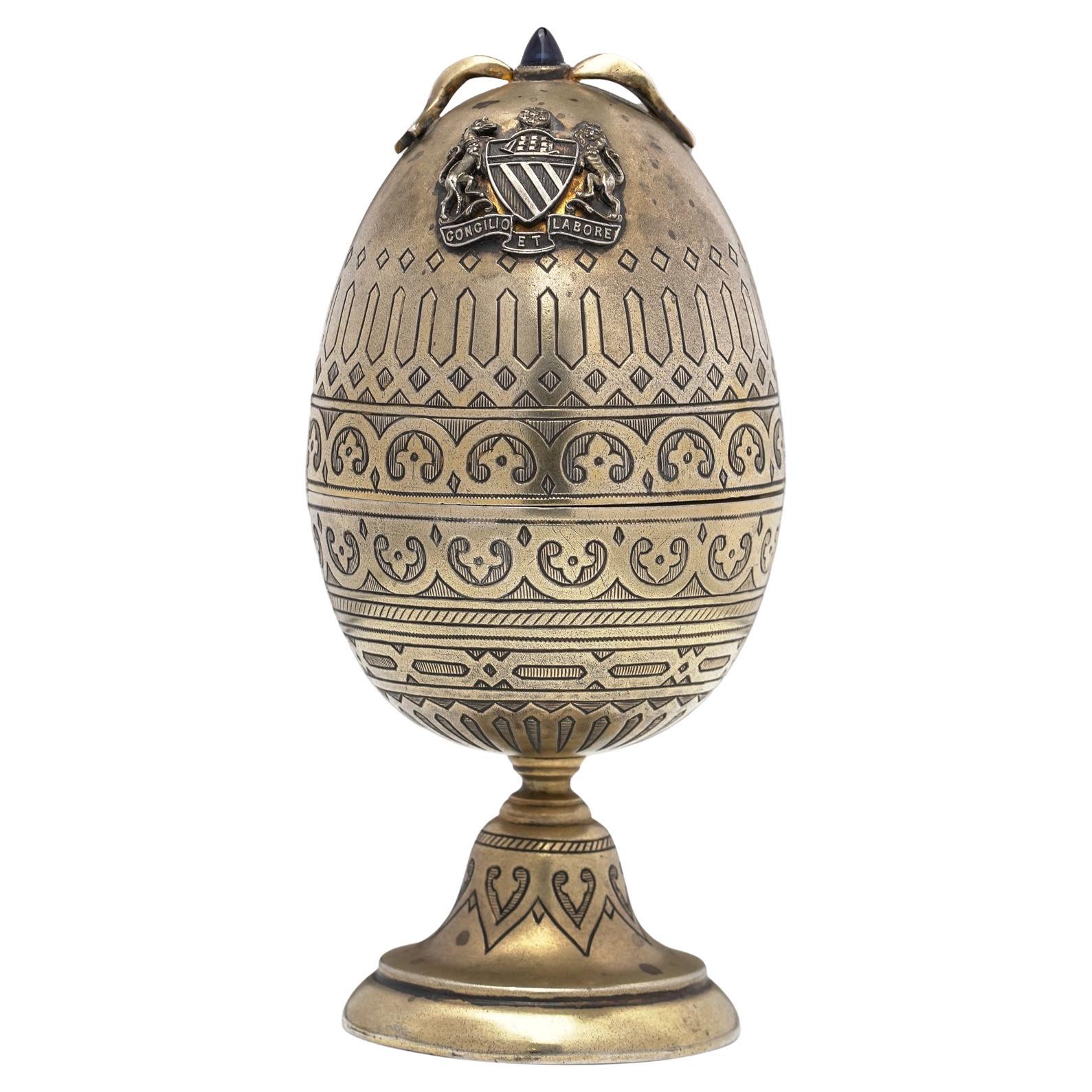 Huevo Fabergé 84 de plata dorada con remate de zafiro cabujón y estuche original