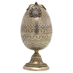 Huevo Fabergé 84 de plata dorada con remate de zafiro cabujón y estuche original
