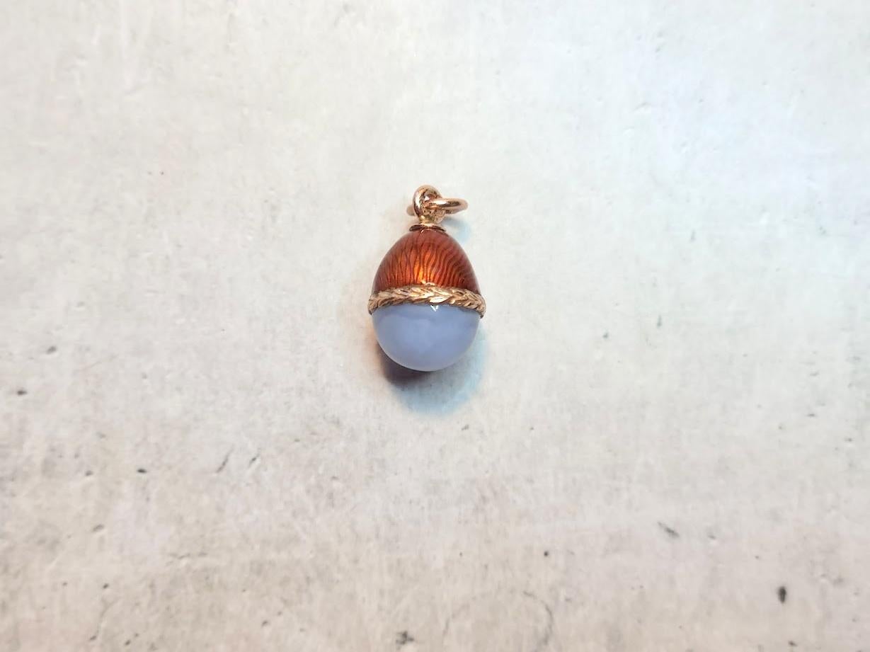 Pendentif œuf en or guilloché impérial russe, par Anders Nevalainen, maître d'œuvre de Fabergé, vers 1900

Voici un charmant pendentif en forme d'œuf en or émaillé guilloché, d'une beauté exquise, orné de calcédoine bleu ciel. La partie supérieure