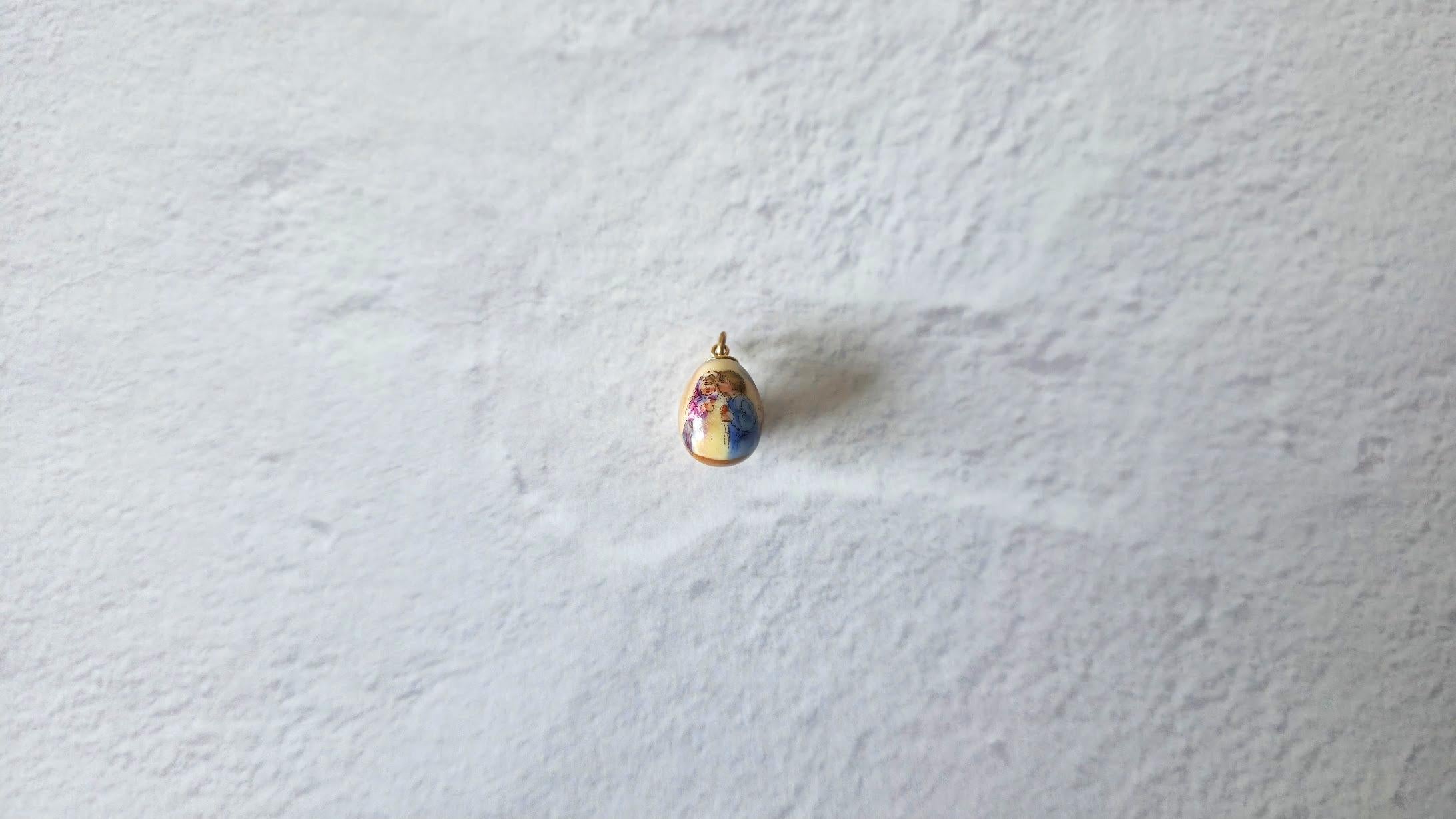 Ti invitiamo a immergerti nella storia con questo affascinante ciondolo a forma di uovo in oro! È stato realizzato a San Pietroburgo durante l'epoca d'oro dell'arte orafa, all'inizio del XX secolo.

Questo capolavoro in miniatura nasconde dei