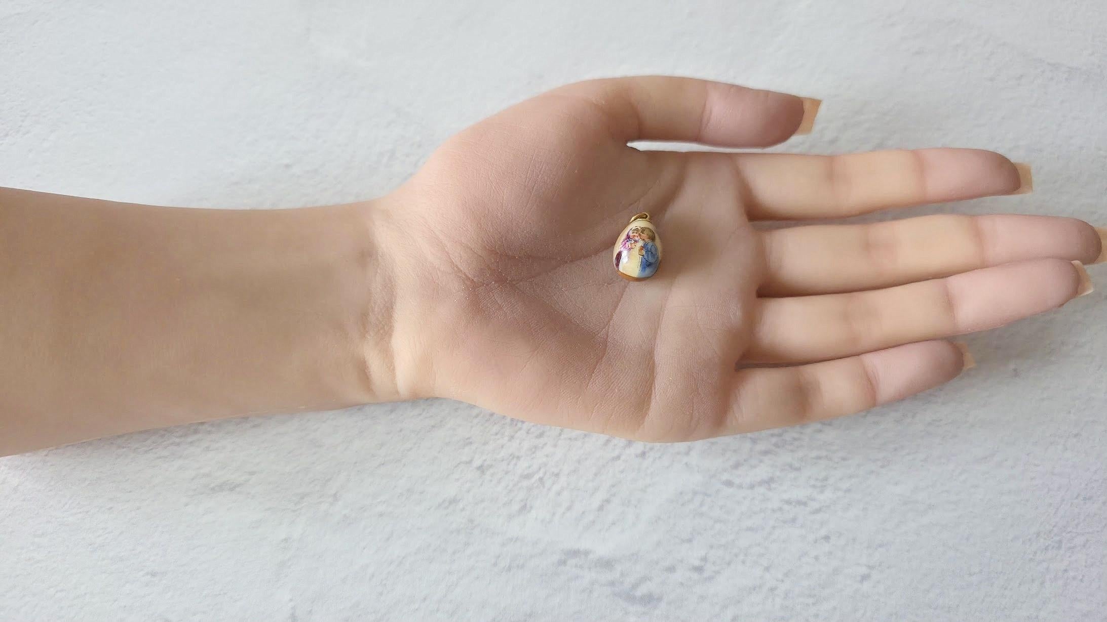 Ciondolo a forma di uovo in oro antico Faberge, maestro d'opera Andrei Adler in vendita 2