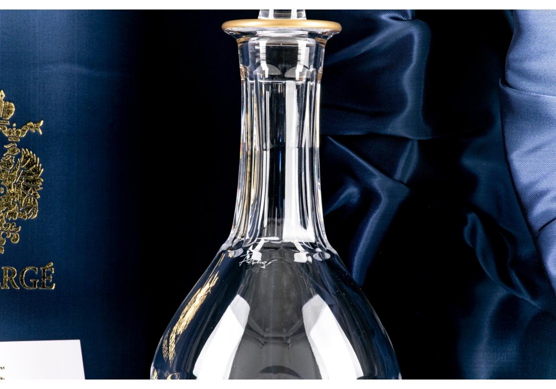 Decanter Faberge Aurora della Collection'S, stile #426-20, in cristallo trasparente, forma a campana con collo stretto che diventa bulboso sul corpo con base ottagonale, bordo dipinto in oro, tappo a forma di lacrima. Firma incisa come