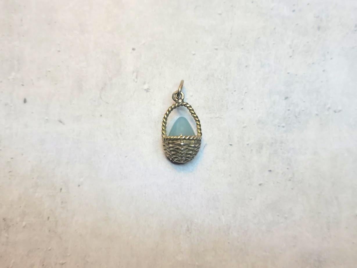 Un pendentif en forme d'œuf en argent doré, réalisé par Anders Johan Nevalainen, maître d'œuvre de Fabergé, est en forme d'œuf dans un panier, gravé de motifs tressés détaillés. Il a été créé à Saint-Pétersbourg, dans l'Empire russe, au début du XXe