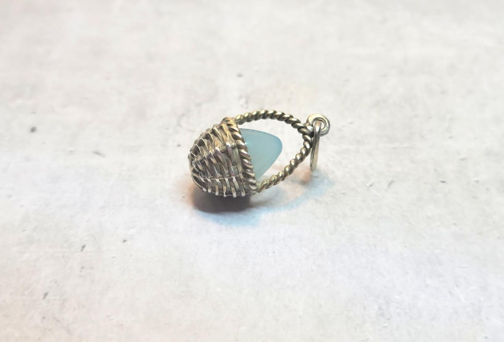 Pendentif œuf impérial russe en calcédoine bleue, maître de travail Anders Johan Nevalainen Bon état - En vente à Chesterland, OH
