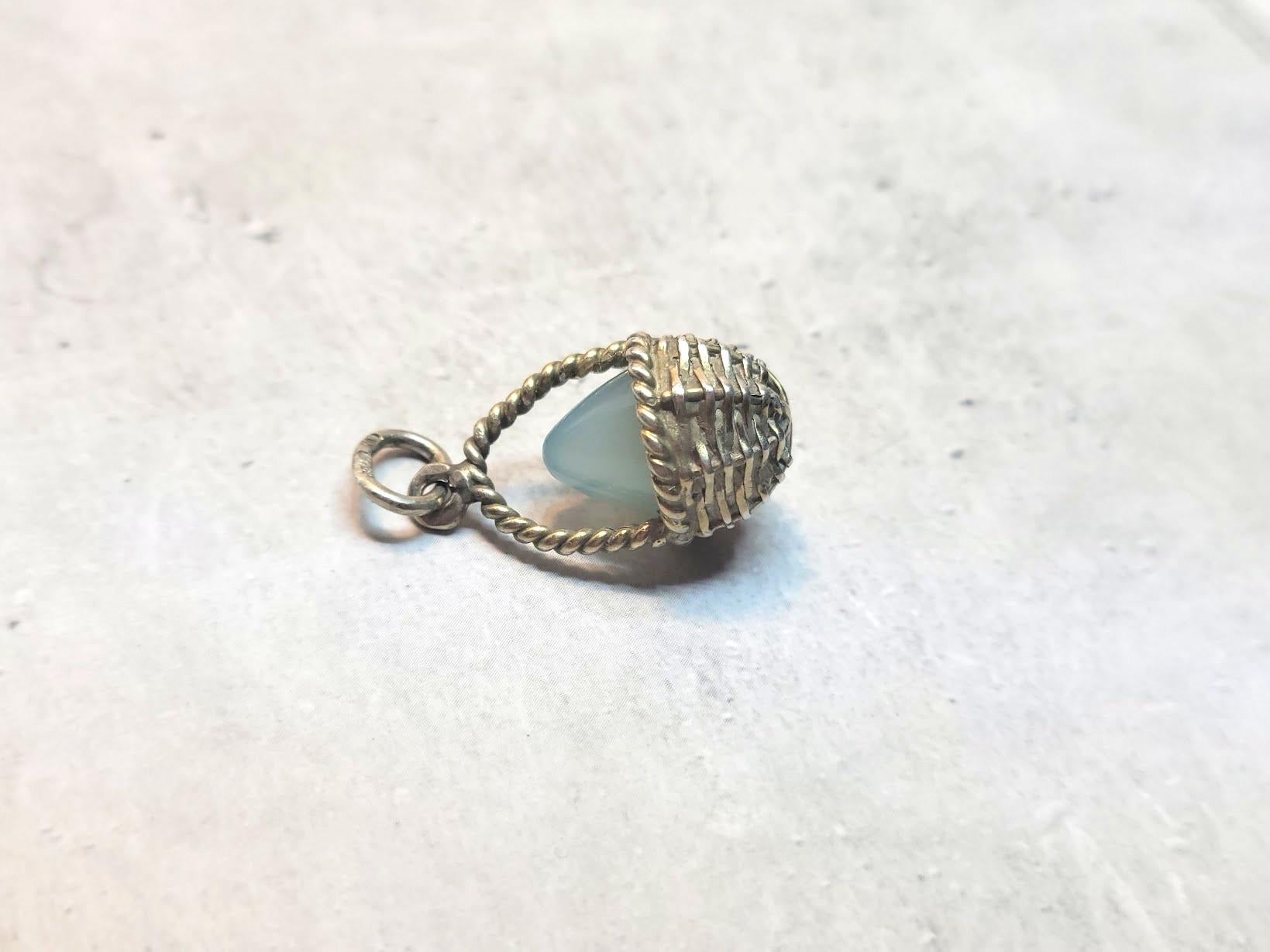 Pendentif œuf impérial russe en calcédoine bleue, maître de travail Anders Johan Nevalainen Unisexe en vente