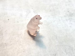 Ours polaire miniature en calcédoine de Faberge avec yeux en rubis - Art impérial russe
