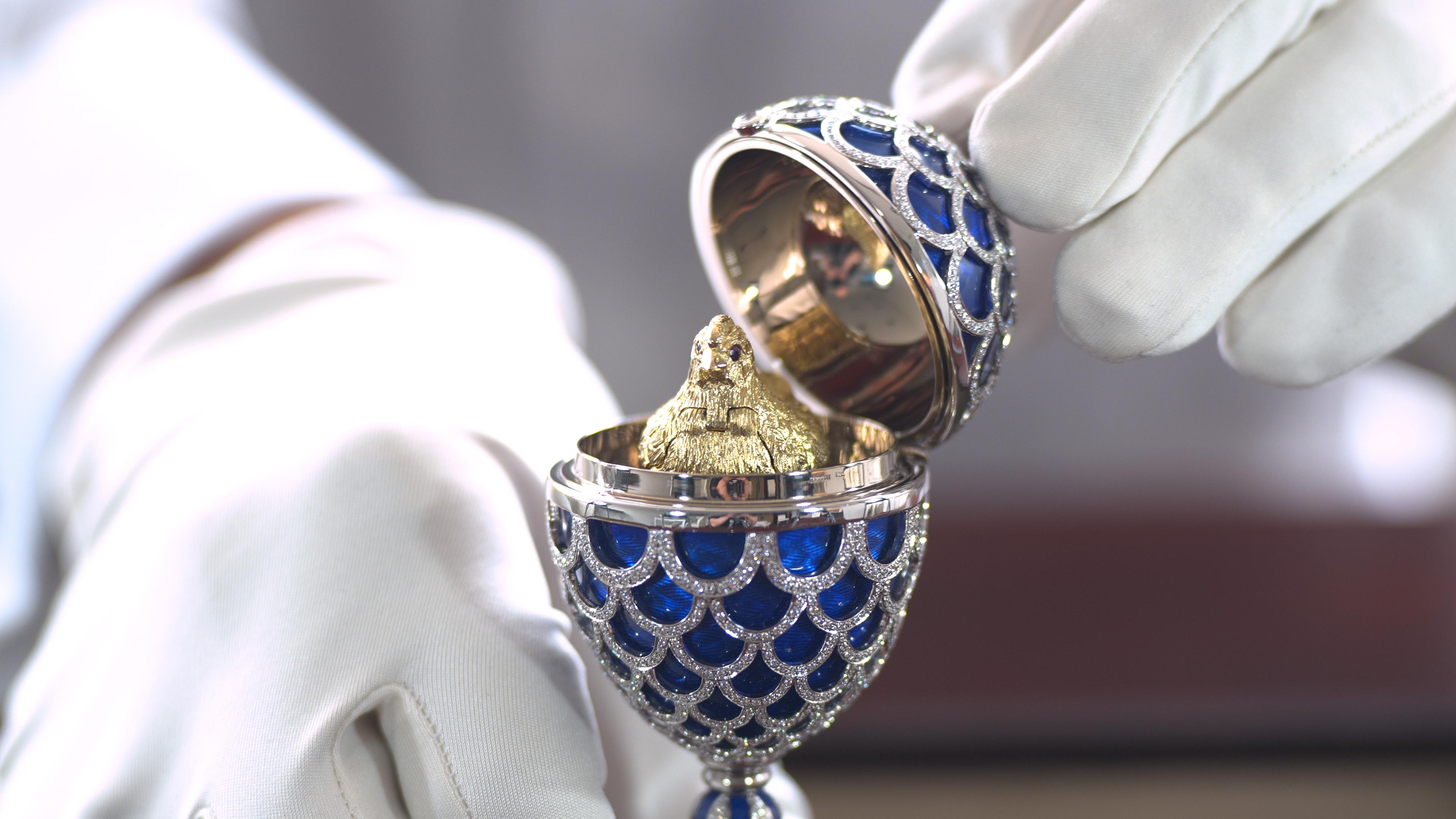 Fabergé Chicken-Egg, White Gold, Medium Blue Enamel, 1.582 Diamonds, Ruby, Pearl For Sale 7