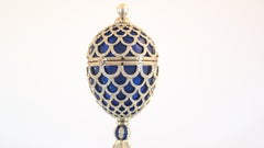 Fabergé Hühnerei, Weißgold, mittelblaue Emaille, 1.582 Diamanten, Rubin, Perle