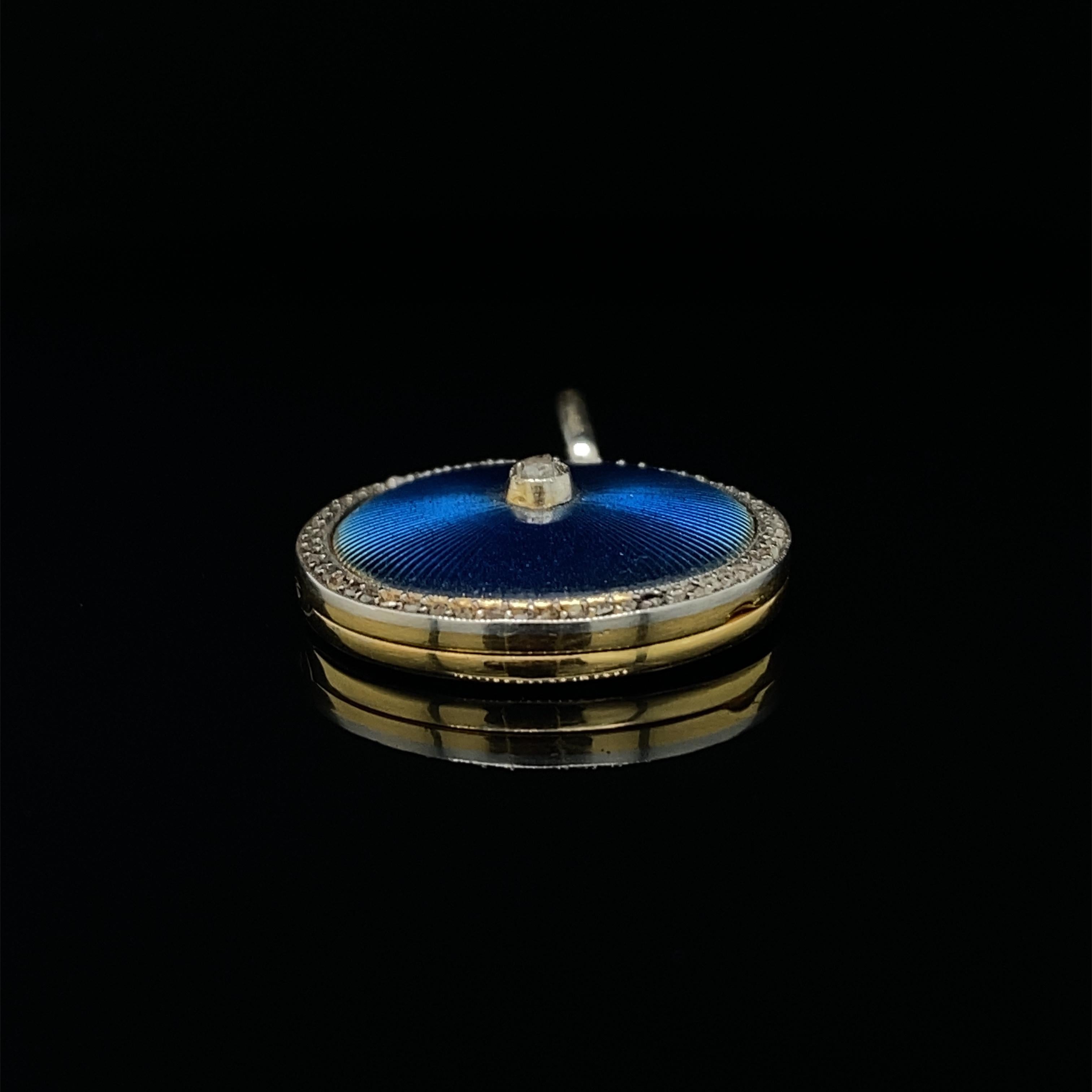 Fabergé, médaillon circulaire en or jaune 18 carats serti d'émail et de diamants, circa 1900. Unisexe en vente