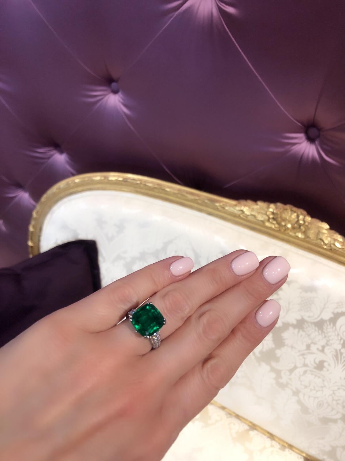 Round Cut Fabergé Collection Three Colors of Love Gubelin Cert 8.27 Carat Emerald  Ring For Sale