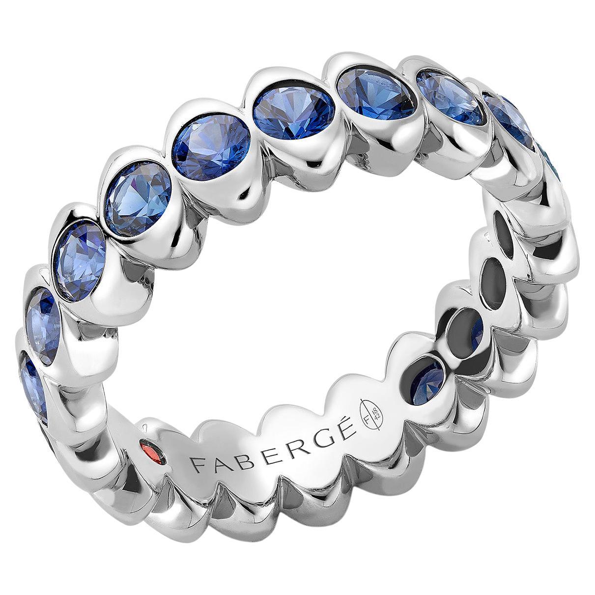 En vente :  Bague d
éternité Faberg Colors of Love en or blanc avec saphir bleu et courbe cosmique