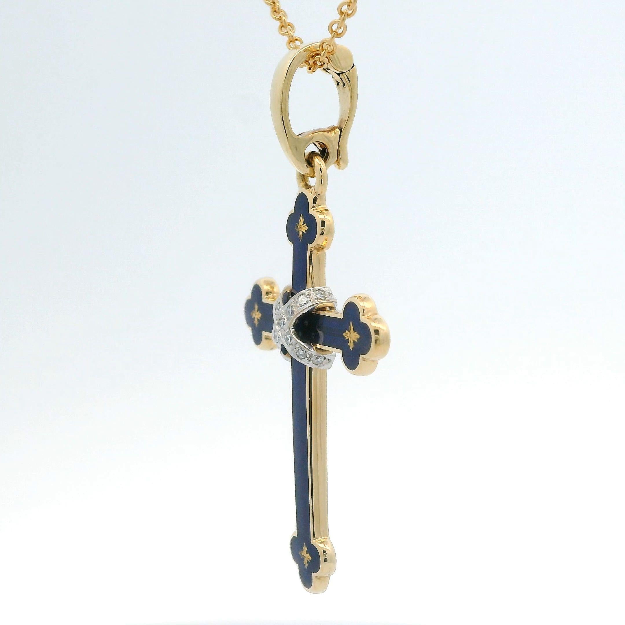 Exquisito Colgante Fabergé de Cruz de Oro Amarillo y Blanco de 18 Quilates con Esmalte Traslúcido Azul Profundo, Paillones y Detalles de Diamantes. 

Eleva tu estilo con este colgante Fabergé de bella factura, un complemento distinguido para los