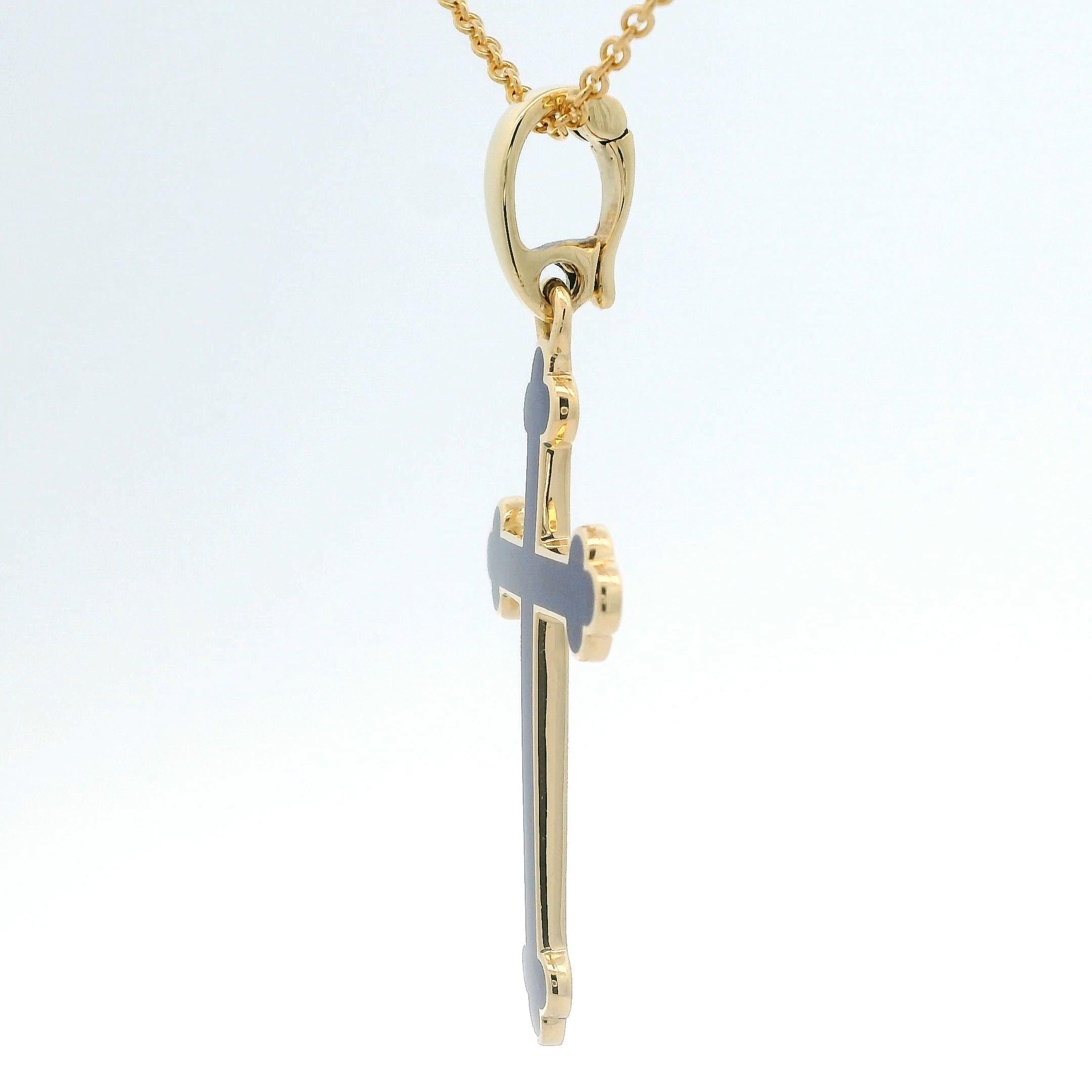 Exquis pendentif croix en or jaune 18 carats de Fabergé avec émail translucide bleu royal et avec balle de rehaussement. 

Rehaussez votre style avec ce pendentif Fabergé magnifiquement travaillé, un ajout distingué pour les collectionneurs de