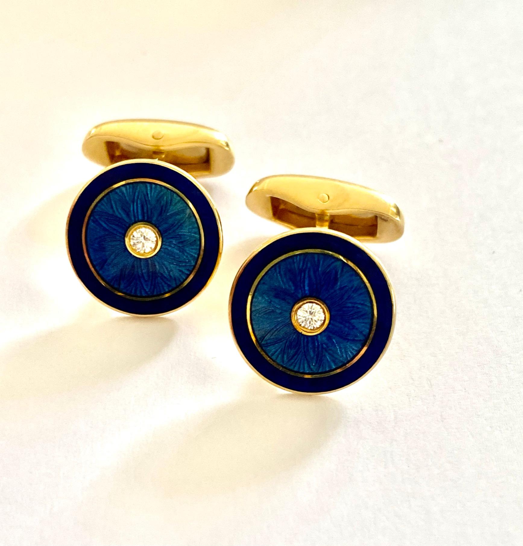 One (1) 18 Karat Yellow Gold Pair of Cuff-links, Round model set with blue enemal and 2 round briljant cut Natural Diamonds = 0.11 ct  VVS-E-F
Stamped: 750 and Fabergé  limeted edition nr 233/300
Design: Fabergë   workmaster; Victo Mayer