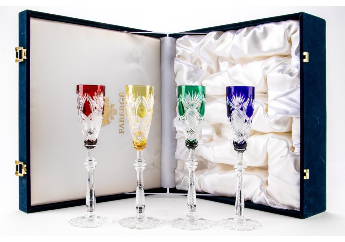 Colección Imperial de copas de licor Fabergé Zar Imperial, juego de cuatro, edición 1, estilo nº 507-09-41, cristal tallado coloreado, cuenco estrecho oblongo apoyado en un tallo serpentino y torneado con decoración estriada en los bordes, base