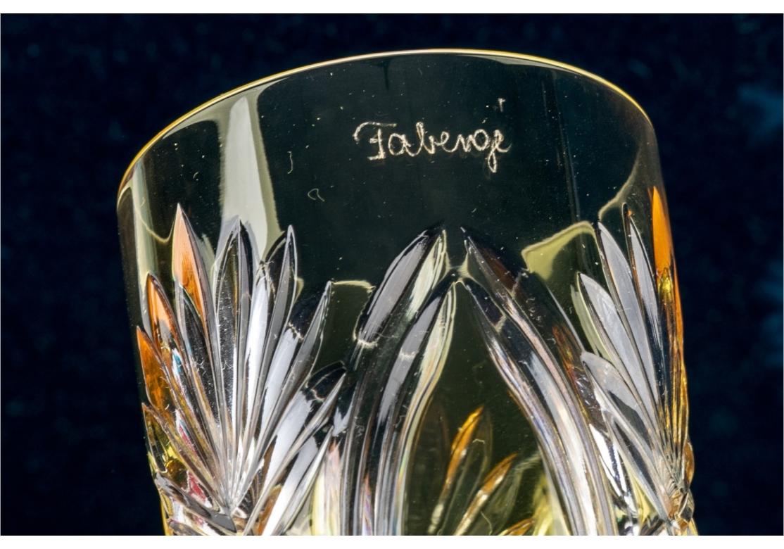 Imperial Collection of Faberge Czar Imperial Likörgläser, Vierer-Set, Edition 1, Stil #507-09-41, farbiges, geschliffenes Kristall, schmale, längliche Schale auf schlangenförmigem und gedrehtem Stiel mit Streifendekor an den Rändern, gewellter Boden