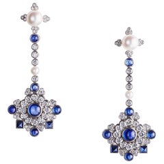 Clous d'oreilles Fabergé Dentelle de Perles en diamants blancs et saphirs bleus cabochons