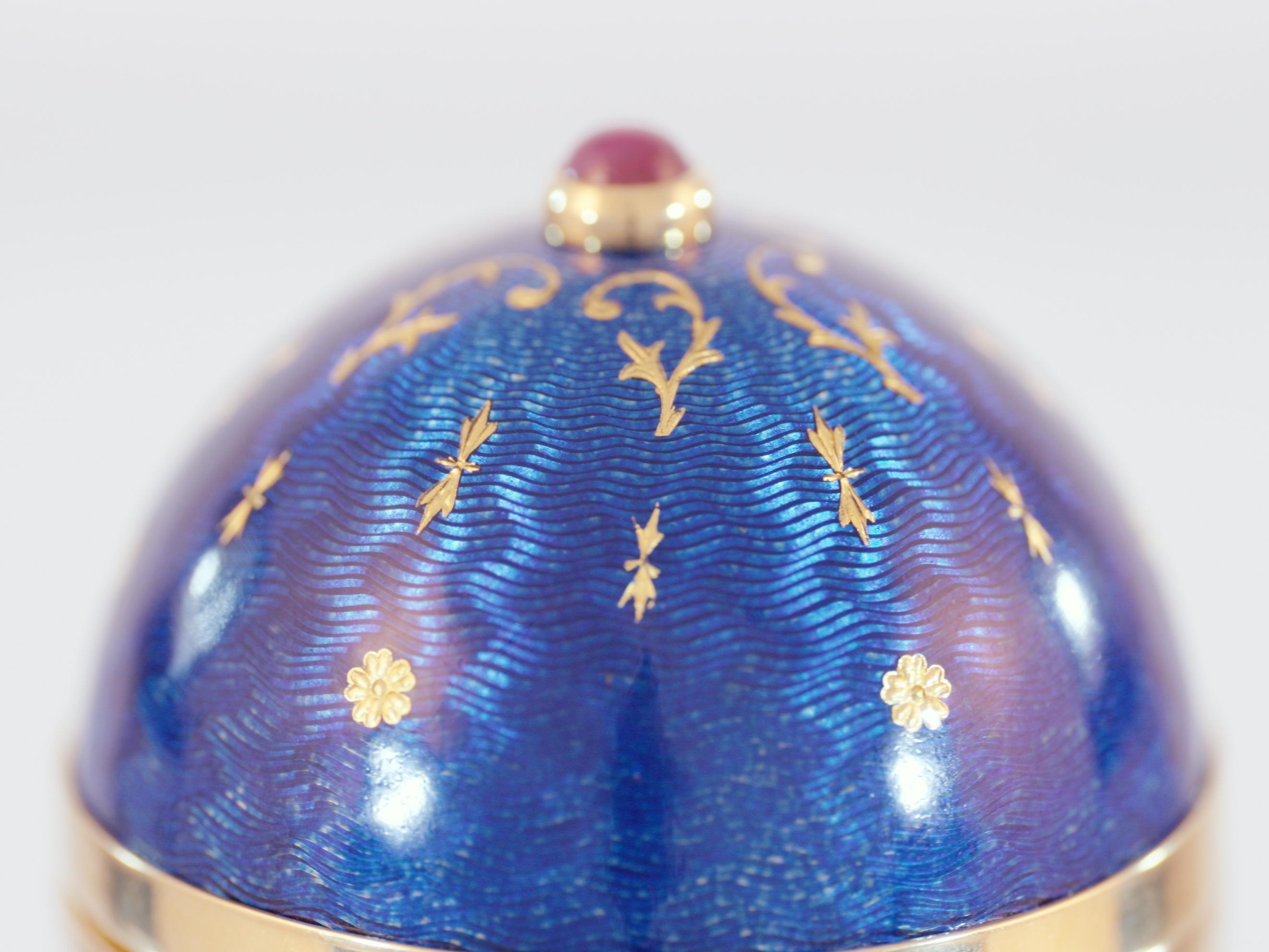 Fabergé Egg Object 18 K Yellow Gold Blue Guilloche Enamel Paillons Ruby Cabochon In Excellent Condition For Sale In Pforzheim, DE