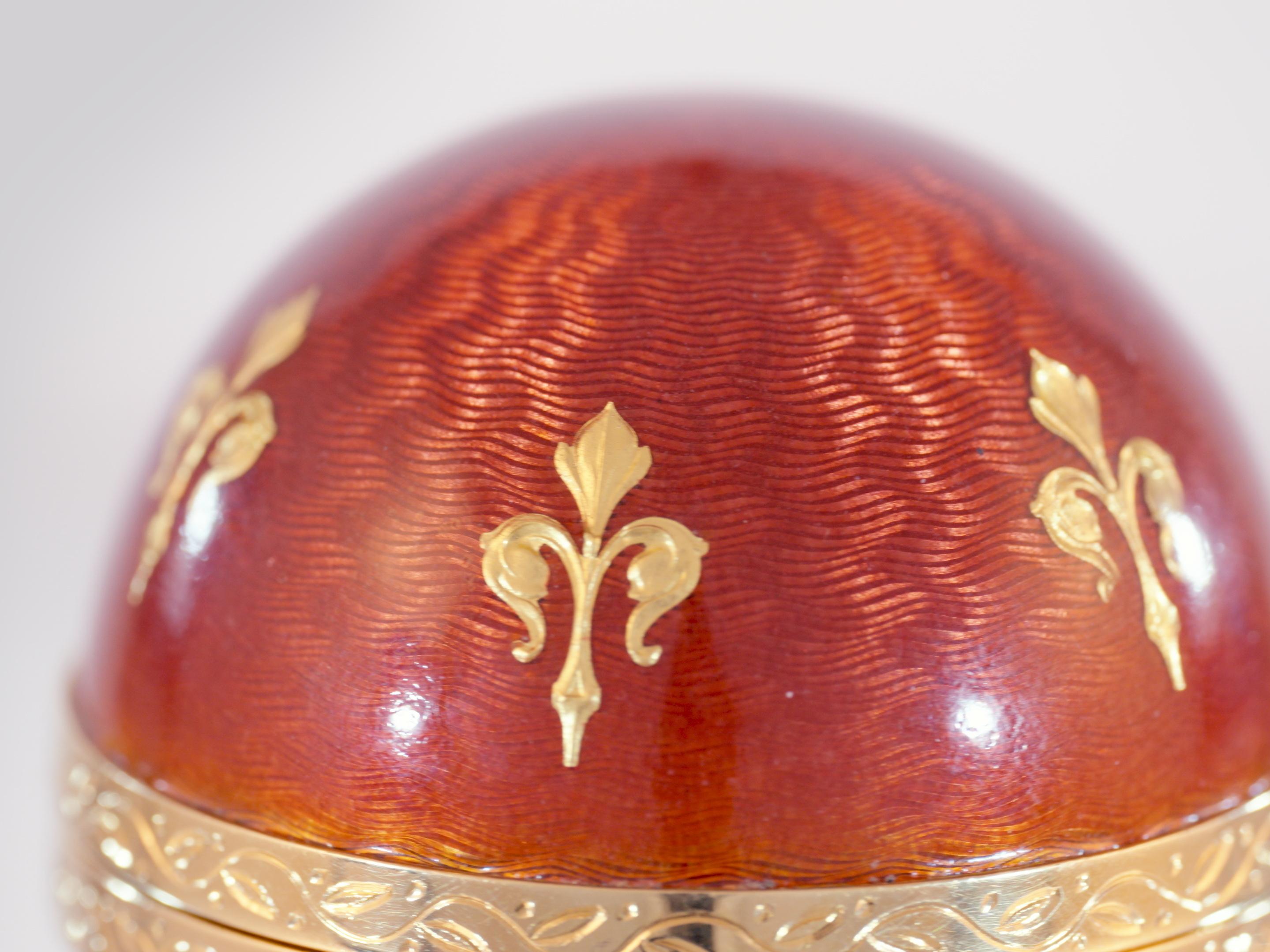 Fabergé Egg Object of Art 18 K Gold Red Guilloché Enamel Fleur-De-lys Paillons In Excellent Condition For Sale In Pforzheim, DE