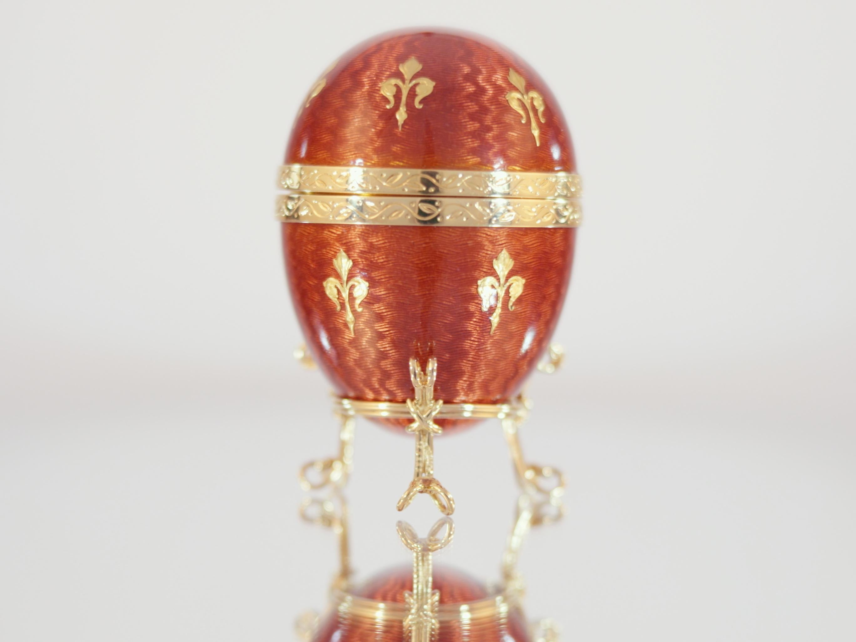 Fabergé Egg Object of Art 18 K Gold Red Guilloché Enamel Fleur-De-lys Paillons For Sale 1