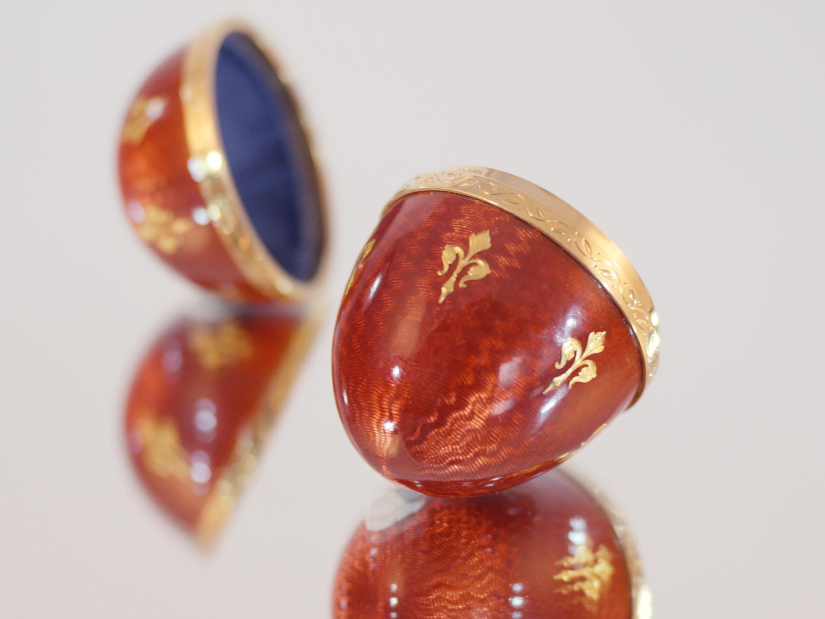 Fabergé Egg Object of Art 18 K Gold Red Guilloché Enamel Fleur-De-lys Paillons For Sale 2