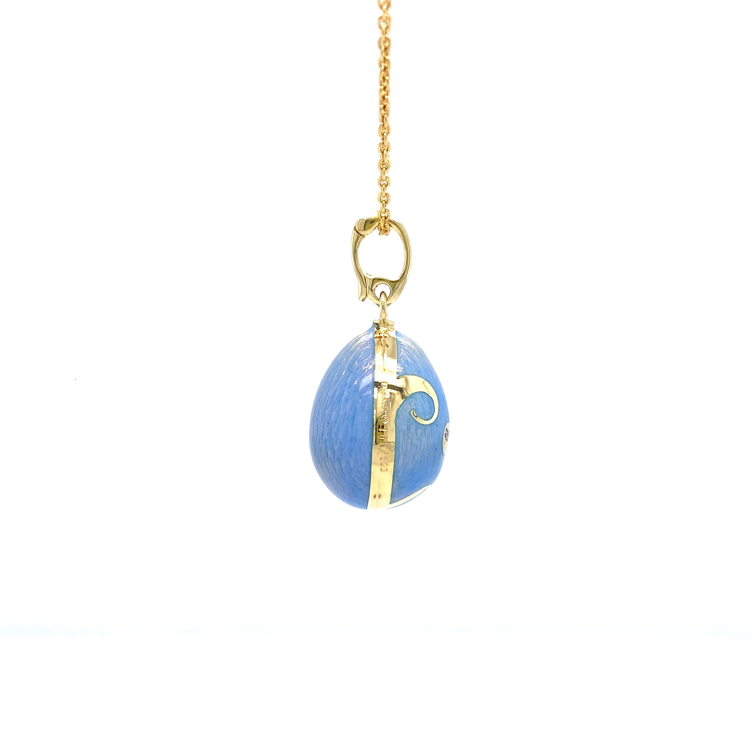 Édouardien Fabergé Pendentif oeuf émail bleu opalescent or jaune 18k 2 diamants Rocaille en vente