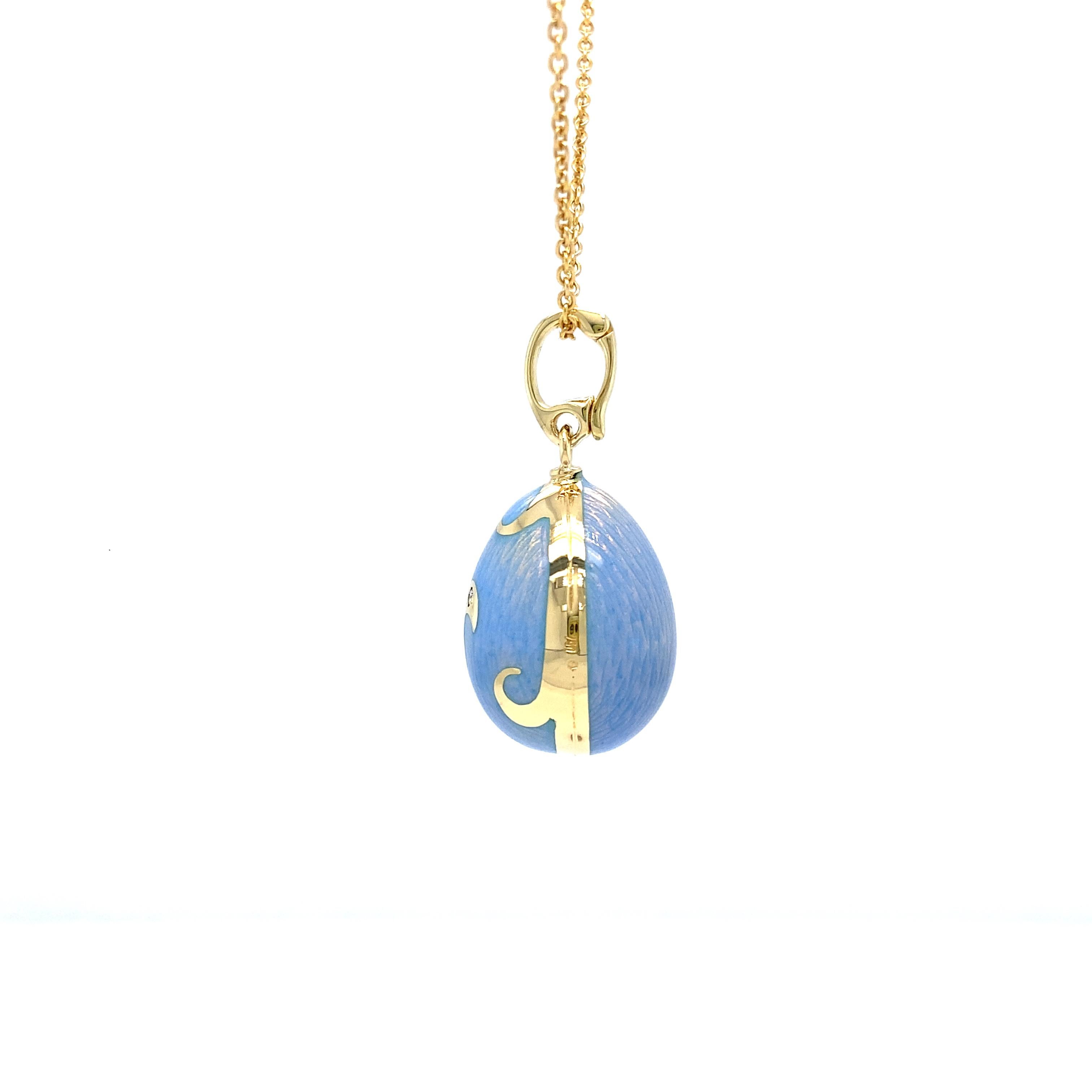 Fabergé Pendentif oeuf émail bleu opalescent or jaune 18k 2 diamants Rocaille Excellent état - En vente à Pforzheim, DE