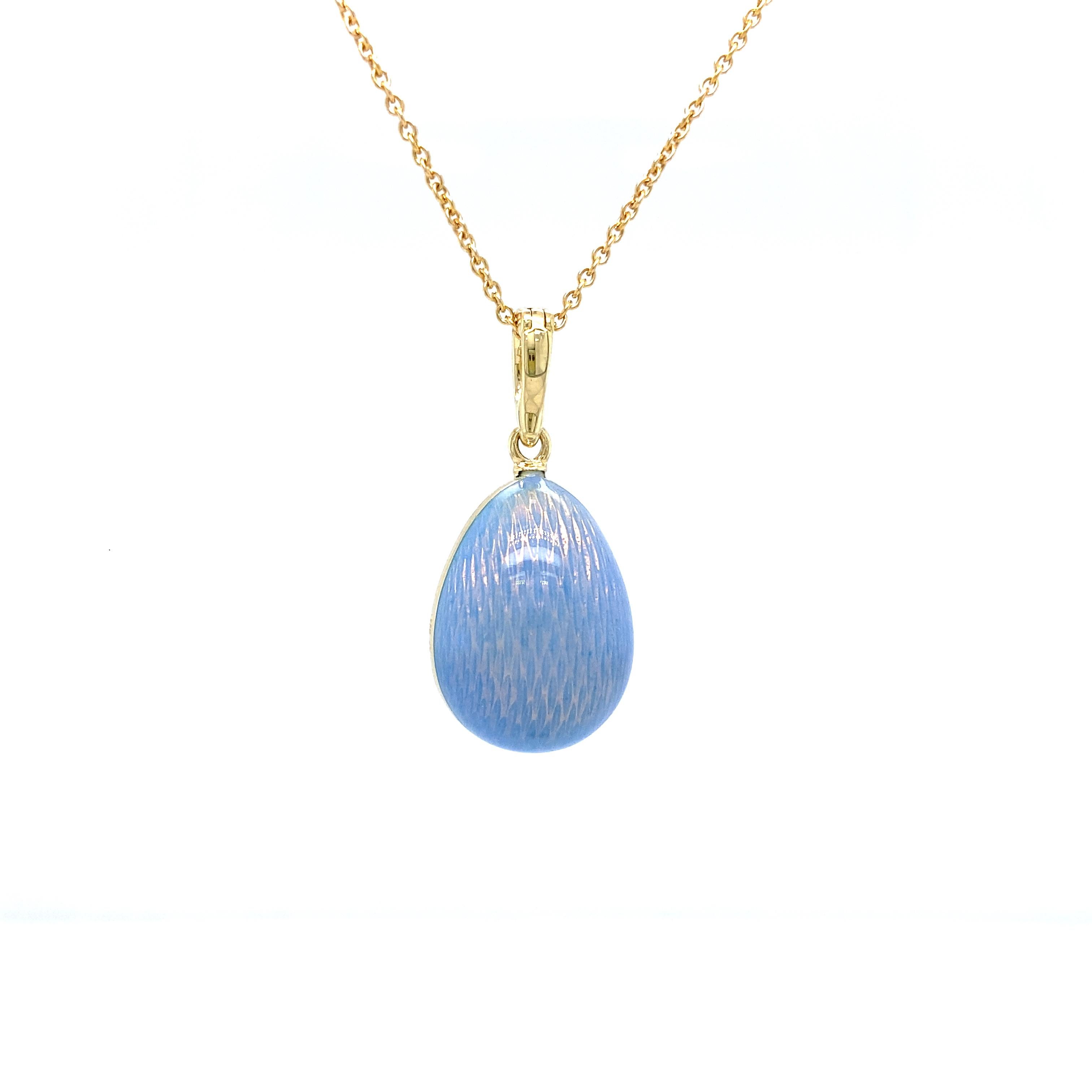 Taille brillant Collier pendentif œuf Fabergé Émail opalescent bleu Or jaune 18k 2 diamants en vente