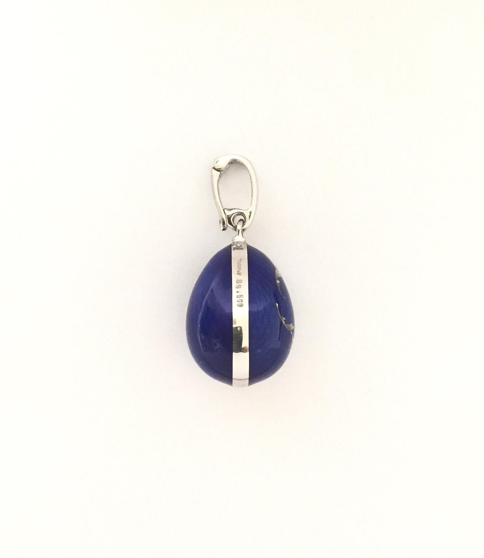 Colgante Huevo de Fabergé.
Oro blanco de 18 quilates 
Esmalte azul
F1585BL