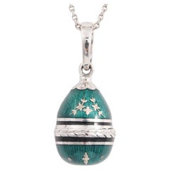 Colgante Fabergé en forma de huevo Paillons de esmalte vítreo verde esmeralda de oro blanco de 18 quilates