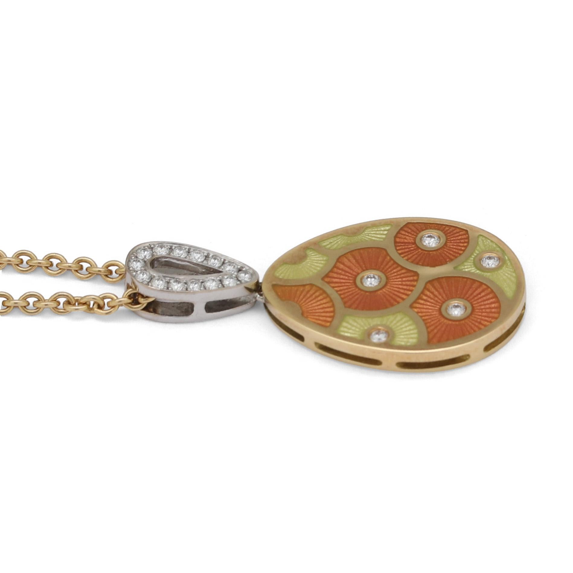 Donna Collana con ciondolo a forma di uovo in oro giallo 18 carati e smalto giallo di Fabergé in vendita