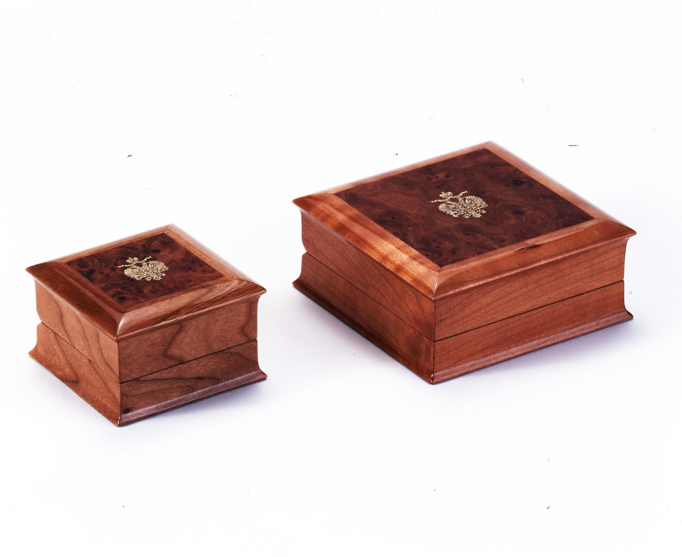 Collana con ciondolo a forma di uovo in oro giallo 18 carati e smalto giallo di Fabergé in vendita 3